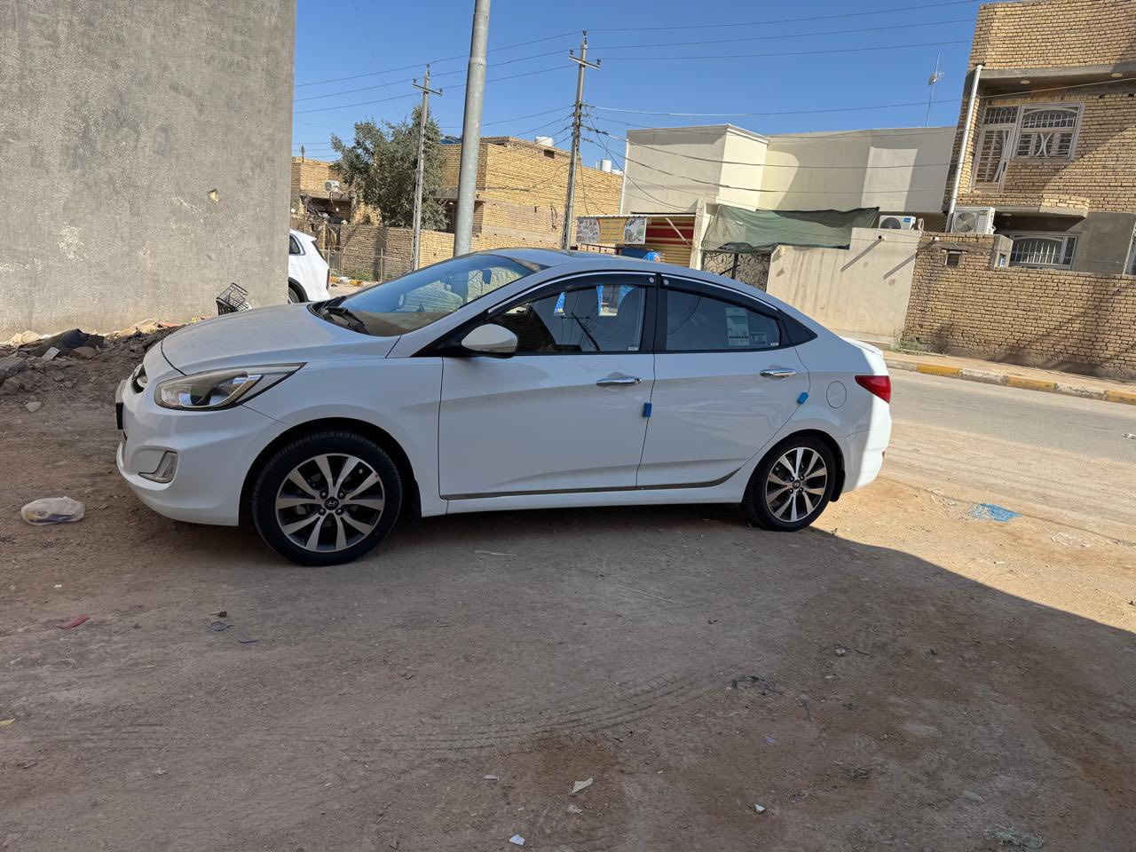 سلام عليكم 
هيونداي اكسنت موديل 2016
سيارة جديده كامله من كل شي ما بيع اي نقص 
تخم تاير جديد 
حداديه + تبريد كله كامل 
السعر 115$ وبيه مجال 
العنوان ناصرية 
رقم الهاتف ***********
