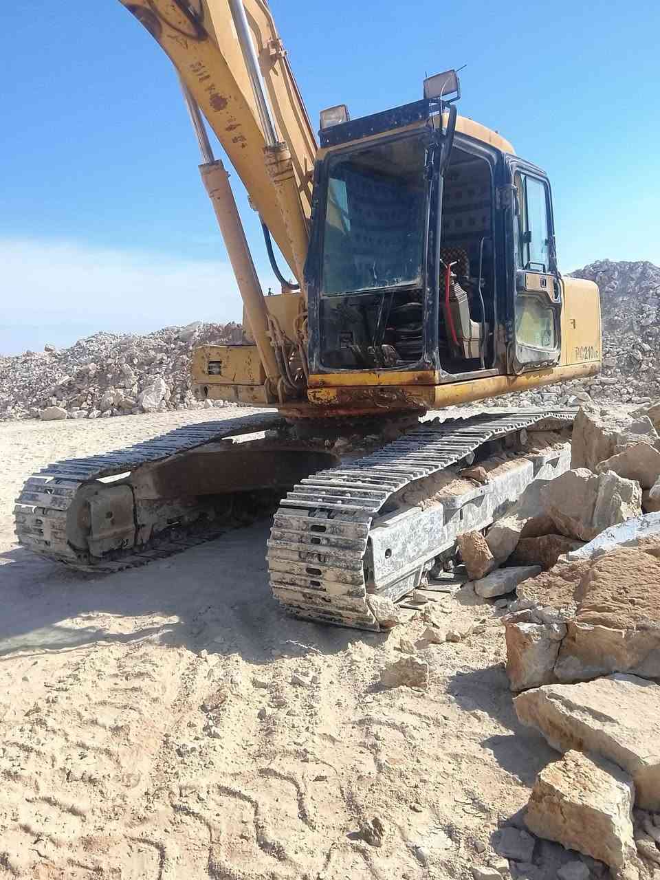 اسلام عليكم حفاره بطه موديل 2001 حجم 210 جاهزه لشقل وياه جب وكيله السعر دفترين ونص وبيه مجال شوي الشراي يتصل ***********

