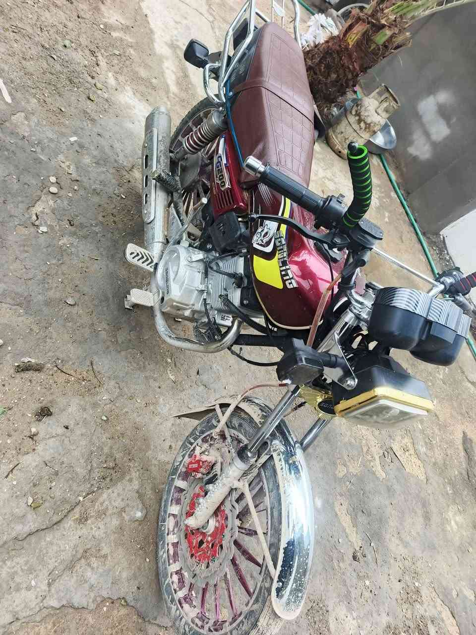 سلام عليكم
سيفان للبيع موديل 25 اوراق كامله دراجه شوفت عينك جديده ومكفوله بيها طعجه صغيره بتانكي دراجه وصخه ما مغسوله باتري جديد سلف هندر كهربائيات كلها شغاله 
العنوان ديالى الخالص رقم *********** راسلني خاص وتدلل
