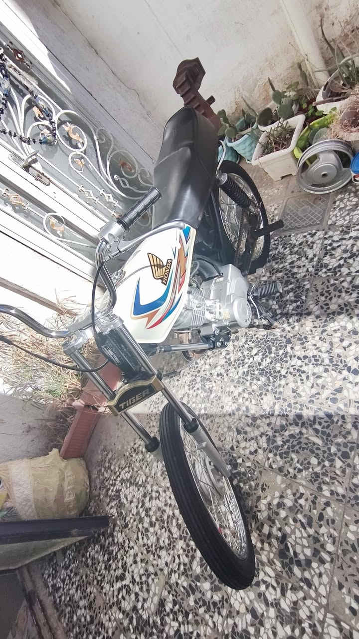 سلام عليكم . ماطور شاصي ١٦  وغراض ٢٥ كله اصلي برغي مابي تجاري ...مكينه مفتوحه....ماعايزة شي ضبضب شغلات خفايف او وكيلها الحسناوي بلخان ب٧٠٠ وبيها مجال  ***********
