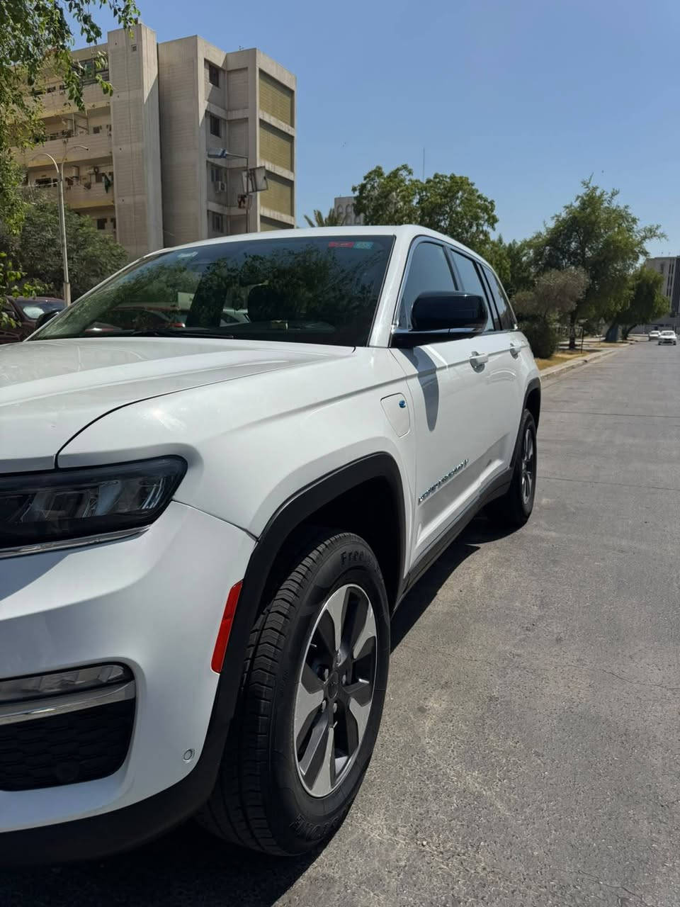 للبيع للبيع
** Jeep Grand Cherokee 4xe**

** موديل 2022**

- وارد أمريكي
- ممشى: 44,000 كم
- محرك 2.0 تيربو + هايبرد (e-sive
- ⁠-in Hybrid)
- قوة 375 حصان
- دفع رباعي (4x4)
- جير أوتوماتيك 8 سرعات
- لون أبيض / داخلية جلد أسود
-  3 شاشة كبيرة مع Apple CarPlay وAndroid Auto
- كاميرا خلفية
- ⁠صندوق كهرباء
- المقاعد 5 راكب
- حساسات أمامية وخلفية
- تشغيل بصمة ودخول ذكي 4 ابواب
- السيارة بحالة جيدة جدًا وجاهزة للاستخدام

🔹 ملاحظة: السيارة كانت تحتوي على ضرر أمامي وخلفي وتم إصلاحها.

💰 السعر: 290$

📍الموقع: بغداد

للاستفسار يرجى التواصل على الخاص أو الاتصال.

***********
