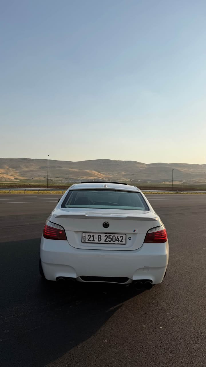 BMW E60 530i M package 
***********
مۆدێل 2010 بە کاملی کراوە بە M5 مەکینەی 30 ی نۆزڵ کورت مەرغووب بێ بۆیاغ. مواسەفات فول فول ( سلایت - شاشە گەورە - پێنج پەردە - لایت لید و زینۆن و ناو ڕەش - گێڕ کوبرا + شەفتی سەرسوکان - بەگ لایت لید ناو سپی - ناو زەرد و کوشن جلد و کارەبای و خەزن و هیتەر - کروز کۆنتڕۆڵ - گێچی کراوە بە M5 300km - ویلی M بیلادی حەجمی 18 ی دوو سایز - سالۆنسای سپۆڕت - بەسمە و زۆر مواسەفاتی کەی تێدایە
بۆ نرخ پەیوەندی بکەن یا مەسج بنێرە 
لە سلێمانیم السليمانية, العراق
