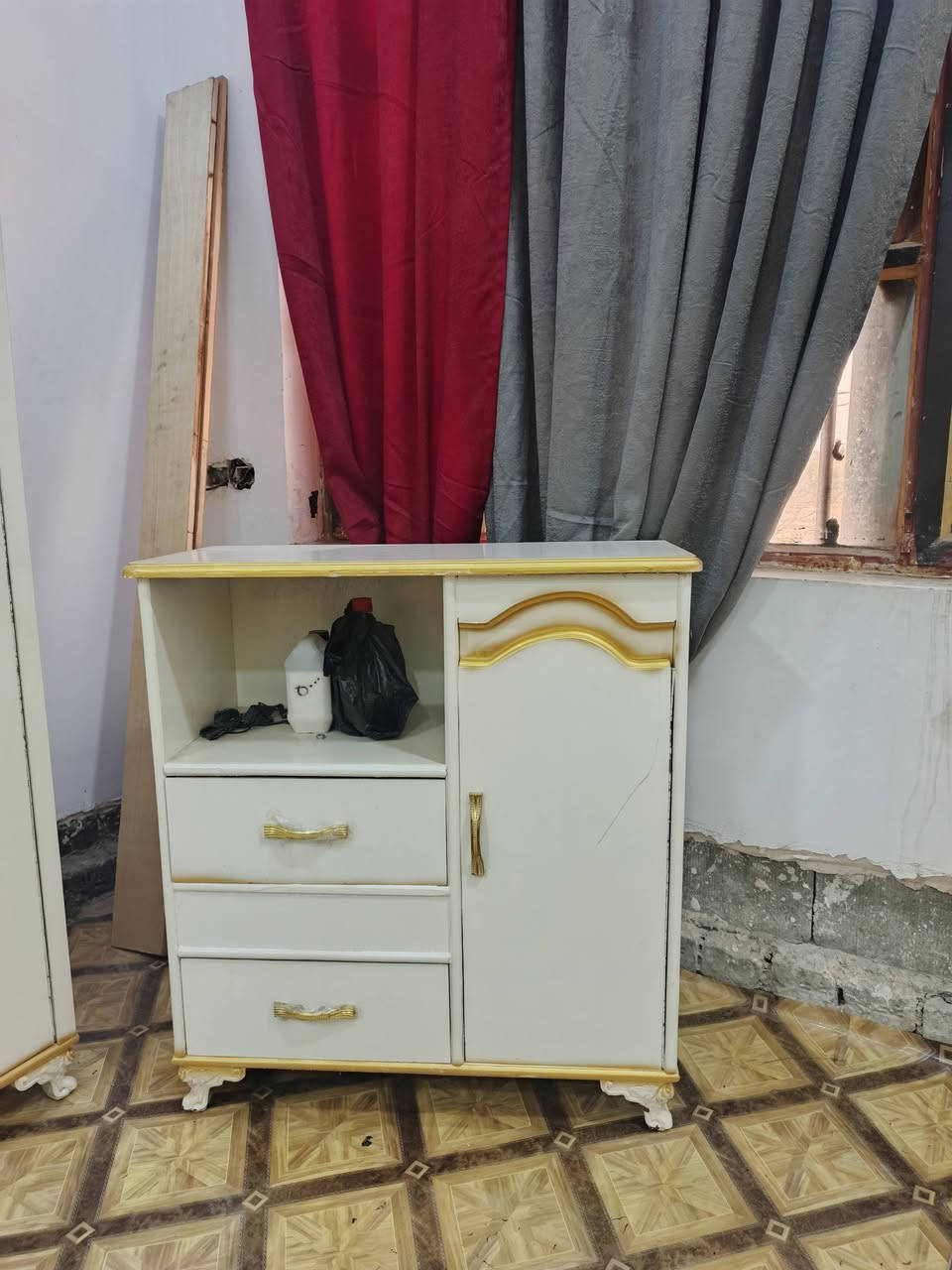 السلام عليكم ورحمة الله وبركاته
1- غرفة اخشاب جديده 
2- ما مستخدمه 
3- بالسعر مليون /500
4- العنوان بغداد المحمودية حي بدر  
5- رقم 
 الهاتف***********او ***********
