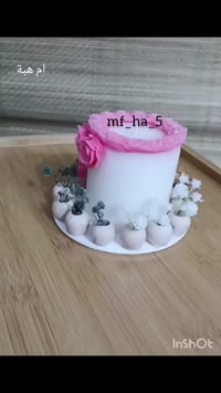 لون الشمعة والشكل حسب ذوق والورد ايضاً اختاريت الورد الابيض مع شكل الش...