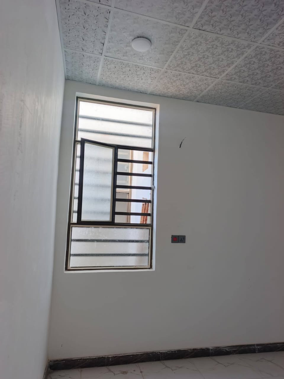 #بيت للبيع مقابل ملحق قرية الغدير 
المساحة (١٠٠ متر )  شارع اسواق تلعفر 
  تفاصيل البناء  # غرفة + صالة + استقبال +مطبخ  مع الحمامات بناء كونكريت أساس وسقف  شارع مبلط  وكهرباء 
السعر المطلوب  (٣٥  مليون  مع المفاوضة ) 

  للتواصل والاستفسار 

#مكتب  بركات الرحمان 
 
***********
