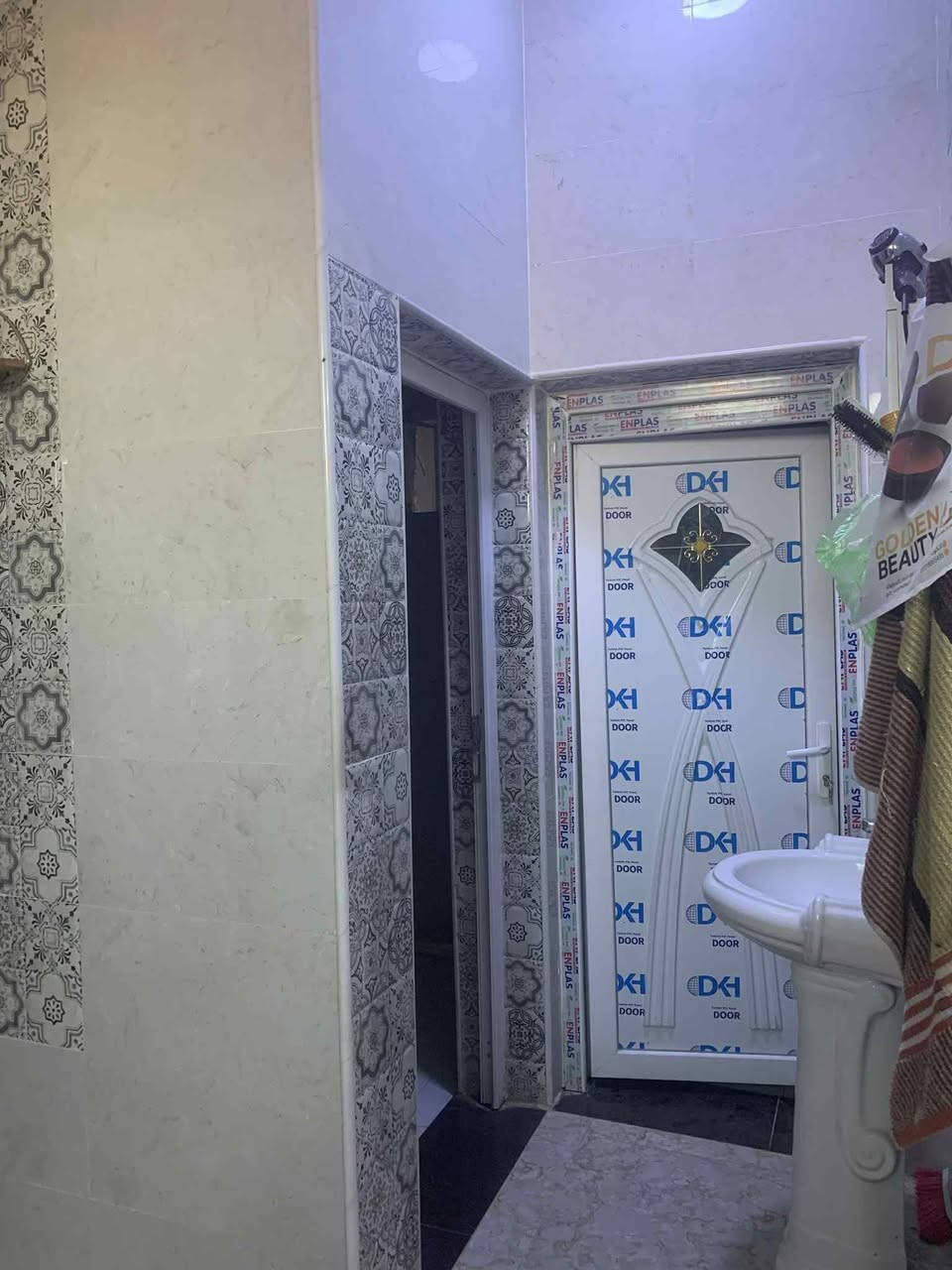 � بيت حديث البناء للبيع – الخاجية
📍 المساحة: 200 متر
📍 الموقع: منطقة قريبة جداً من المدرسة الصينية

🔹 تفاصيل الطابق الأول:

 • غرفتان نوم
 • صالة + هول واسع
 • مطبخ حار و بارد
 • مجموعة صحية

🔹 تفاصيل الطابق الثاني:

 • أربع غرف نوم
 • صحيات فوك وجوه 
 • مساحة خارجية (مكان خارجي)

💰 السعر: خاص

📞 للتواصل والاستفسار: ……***********
