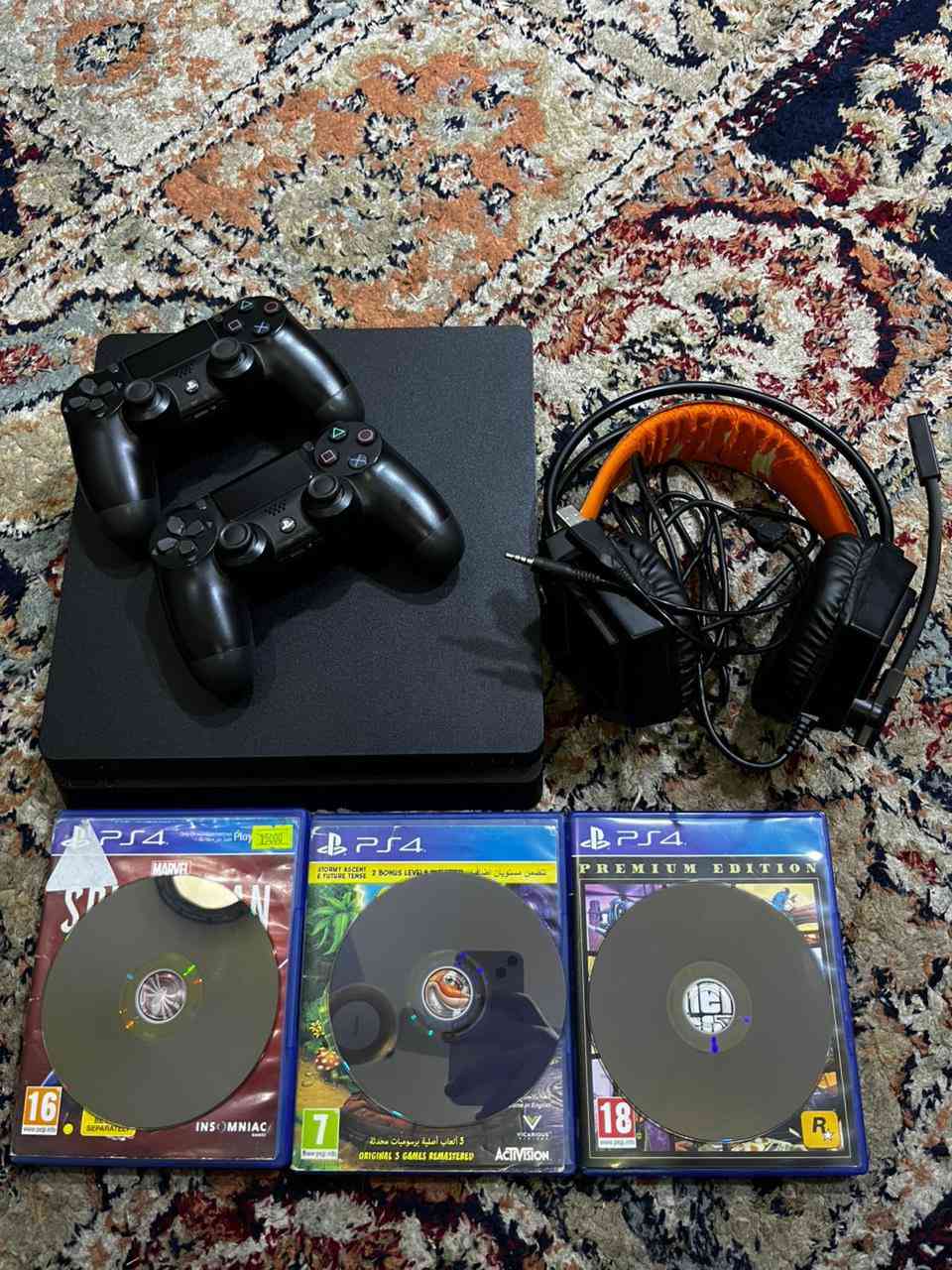 بلي 4 نضافه 100% جهاز ما مفتوح ونضيف كلش تجي ويا ثلاث اقراص ويدات اثنين وسماعه گيمنك وجهاز نضيف كلش مكاني بغداد الدوره وسعر ٣٥٠ وبي مجال للشراي هذا الرقم للتواصل ***********
