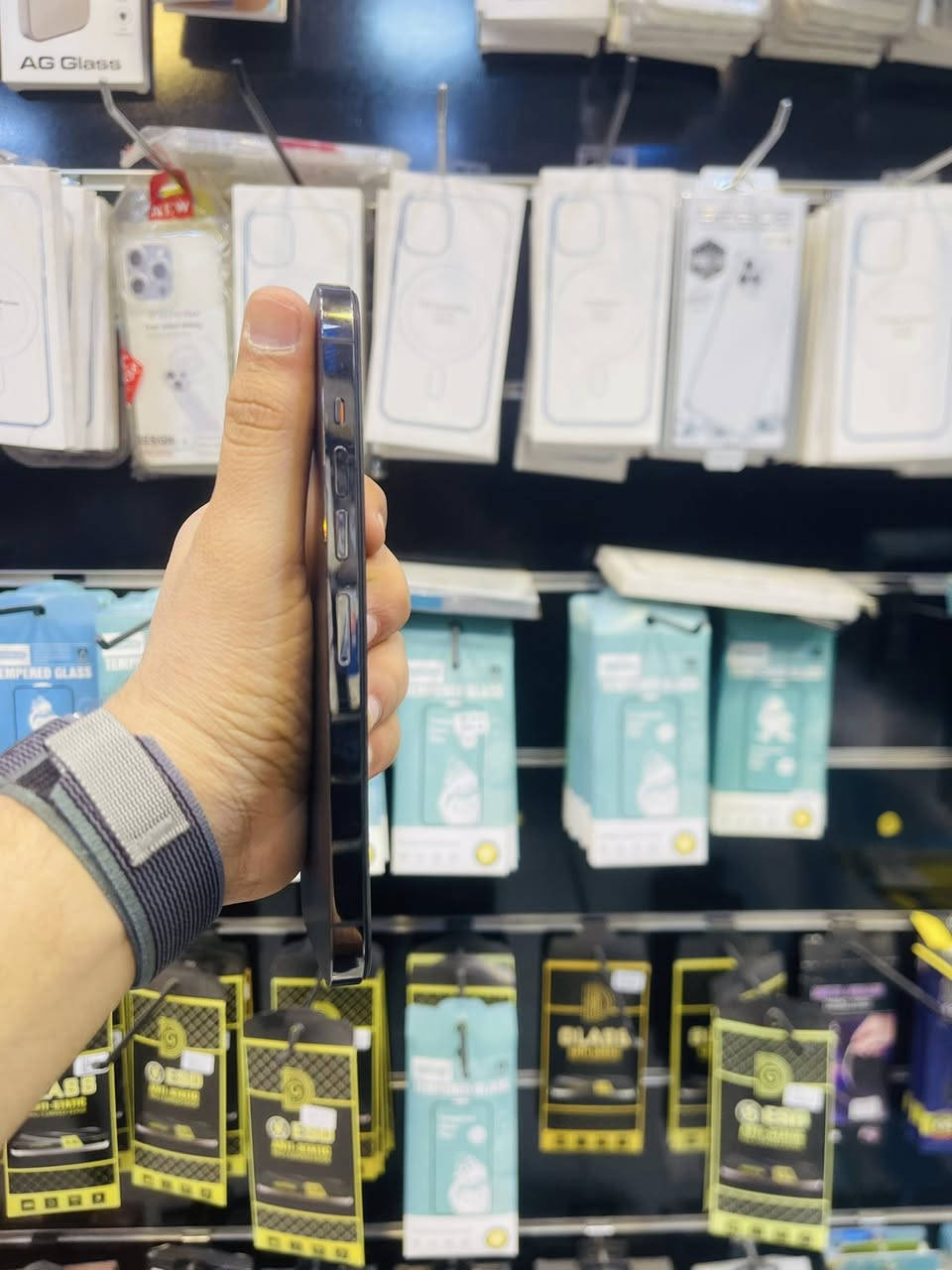 السلام عليكم 🫡
للبيع iPhone 13 pro max 
ذاكره 256 
بطاريه 100‎%‎ مبدله اصليه 
نموذج M 
نضافه 90‎%‎ لون اسود كله شغال الجهاز فقط مبدل شاشه نوعيه حلوه لا شكل ولا شمر ومبدل كامره اصليه فيس ايدي يفتح بس مياخذ الجهاز كله شغال صوت اتصال انترنيت هزاز فرمته مابيه خلل السعر قفل من الاخير 350 الف مكاني بغداد مدينه الصدر رقمي ***********
