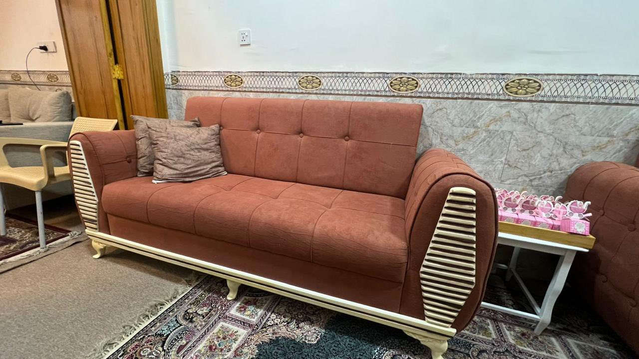 للبيع تخم قنفات مستعمل نضيف جداً
 • قنفه 3 نفر
 • قنفه 2 نفر
 • كرسي عدد 2

الحالة: نظيف جداً وقليل الاستخدام
التصميم مرتب ومريح ويناسب الصالات
السعر 500 الف ***********
