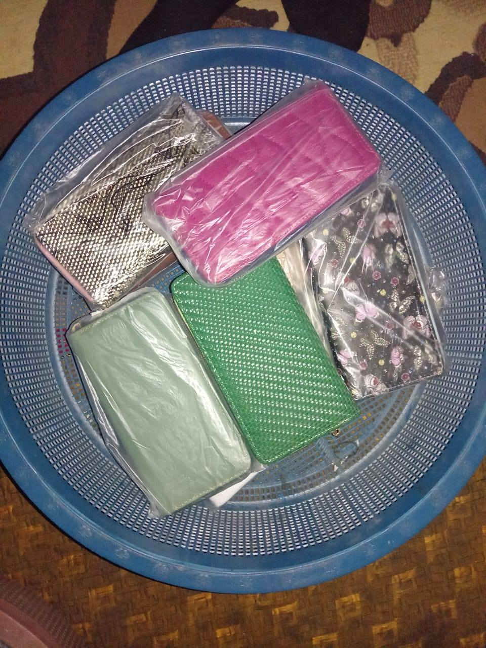 السلام عليكم تصفية محل للبيع
جزدان نسائي 132 قطعة 
ملعقة شاي ثقيل نوعية جيدة مو من هذا الخفيف 75قطعة
مقص وسط 30 قطعة 
مقص اقل من الكبير 40 قطعة 
سكين احجام متوسطة و كبيرة 35 قطعة 
مقراضة 250 قطعة مختلف الاشكال 
ملقط 500قطعة مختلف الاشكال 
جنط العدد غير معلوم صغير وكبير 
لانجري 23 قطعة 
الي يريدهن يتصل على هذا الرقم *********** او يدخل خاص
