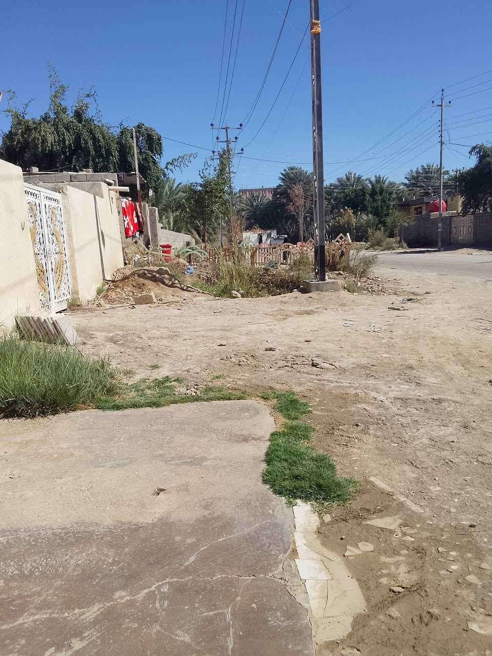 بيت للبيع طابقين يتكون من اربع غرف+ صالتين +صحيات+ مطبخين + استقبال + محل المساحه ٣٢٦  العنوان قرب سيطره شويلي على طريق الشركه النفط رابع بيت عن السيطره على الشارع للاستفسار  الاتصال على الرقم ***********
