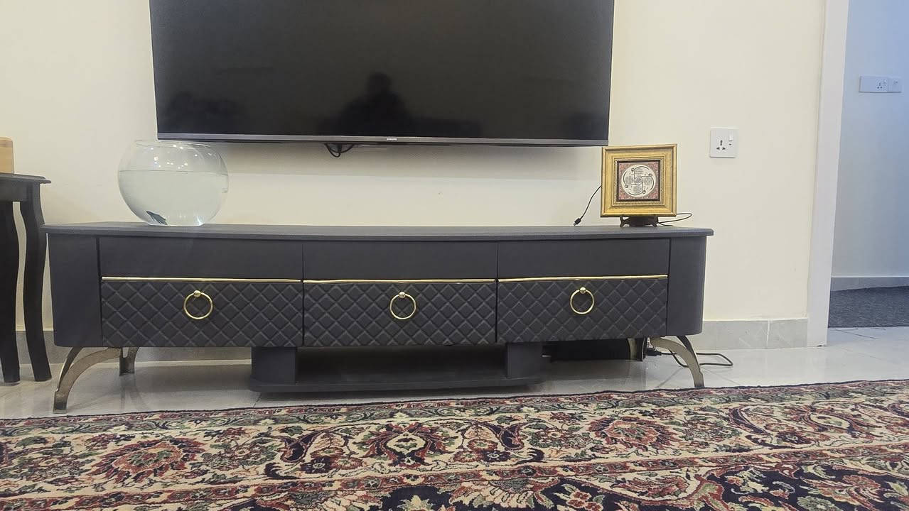 🔥 للبيع تخم عراقي شغل درجة أولى  + ميز تلفزيون
🔥
اللون رصاصي + بيجي وميز التلفزيون رصاصي
▪️ قماش ووتر بروف عالي الجودة
▪️ خشب جام روسي مع بلايوود
▪️ اسفنج مميز ارتفاع 20 سم
▪️ التخم مكوّن من 10 مقاعد:
  ▫️ قنفتين (3 مقاعد)
  ▫️ قنفة (مقعدين)
  ▫️ عدد 2 كرسي
📍 المكان:  – البياع / الرسالة الثالثة – شارع الضغط
💰 السعر: ٧٠٠ ألف
للاستفسار الاتصال على الرقم  ويوجد واتس اب***********
