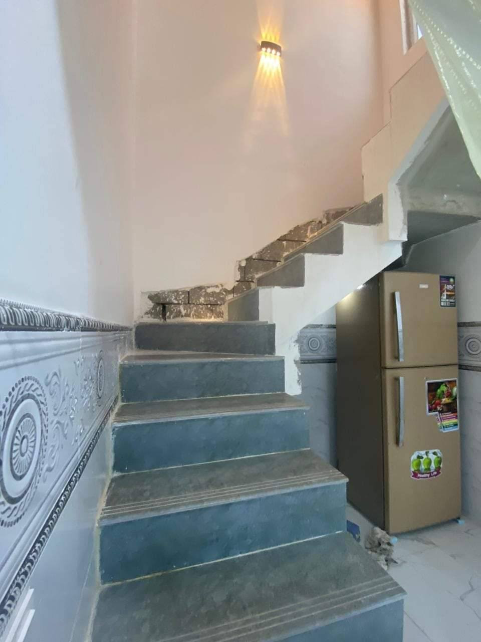 دار للبيع المساحه 150 متر التربيه الثالثه يتكون من طابقين الطابق الاول غرفتين نوم واستقبال مطبخ وصحيات ومنور الطابق الثاني غرفتين نوم وصحيات يرجى الاتصال على ارقام التاليه(***********)***********)
