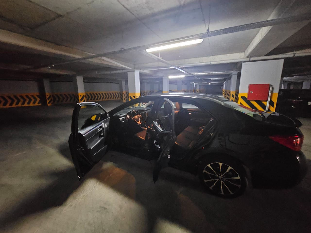 🚗 للبيع: تويوتا كورولا SE موديل 2017 - أسود ملكي 🚗
سيارة عملية واقتصادية جداً، جاهزة للاستخدام وبمواصفات الفئة الرياضية:
• الفئة: SE (سبورت)
• الوارد: أمريكي
• الممشى: 110 ألف ميل
• الضرر والصبغ: نصف بونيد صبغ (بخ) فقط، بدون أي ضرر بالدواخل نهائياً.
• رقم السيارة: دهوك (رقم جديد، جاهزة للتحويل).
⚙️ أبرز المواصفات:
• محرك 1800cc.
• ويل كب رياضي حجم 17.
• شاشة لمس وكاميرا خلفية.
• رادار أمامي (تحديد مسار ومانع تصادم).
• كشنات رياضية ومريحة.
• تحكم ستيرن كامل جهتين مع شفتات تبديل سرعة.
• نظام قيادة رياضي (Sport Mode).
💰 السعر: 129 ورقة (12,900$) وبيها مجال بسيط للجادين.
(ملاحظة: السيارة عليها غرامة 800$، يتم ترتيبها والاتفاق عليها عند الشراء).
📞 للتواصل والاستفسار (واتساب أو اتصال):
wa.me/9647507880633
☀️


**إذا كنت صاحب هذا الإعلان وتريد حذفه لأي سبب، رجاءا أرسل رسالة إلى الدعم الفني**