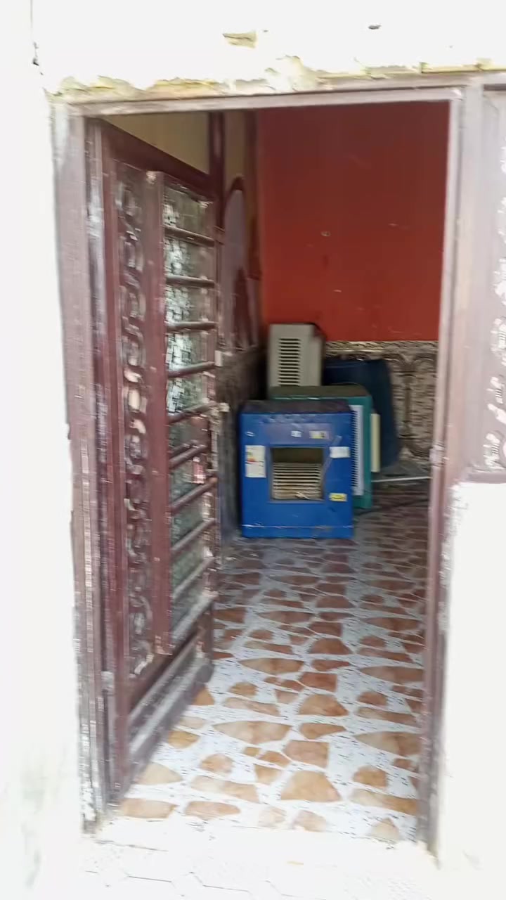 سلام عليكم ورحمة الله وبركاتة ورمضان كريم نشالله عليكم بيت البيع في منطقت ام هليل يتكون من صاله ومطبخ وغرفتين نوم ماي وكهرباء ومولد سحب مساحه للبيت 200 رقم التواصل واتساب *********** العسر 7000وبي مجال
