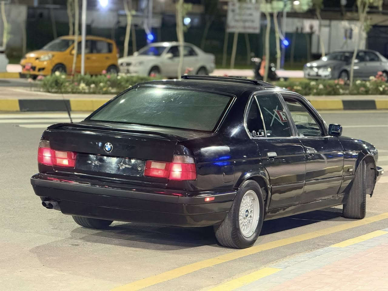 سلام عليكم بي ام 525 موديل 1996 بلادي 
كير توماتيك فول مواصفات
 معروفه من الموديل 
سياره جديده وبلاديه 
احلى من الصور بهواي 
رقم نينوى صاحبها يمي تحويل مباشر 
بيها طخه براس جاملغ اليسار فقط خفيفه وما مبينه 
عنوان حي الوحده 
سعر 78$ 
شراي تعال مباشر 
مو شراي اعبر المنشور ولا تكسر 
السوك بي اشكل 
*********** 
***********
بيهم واتساب
