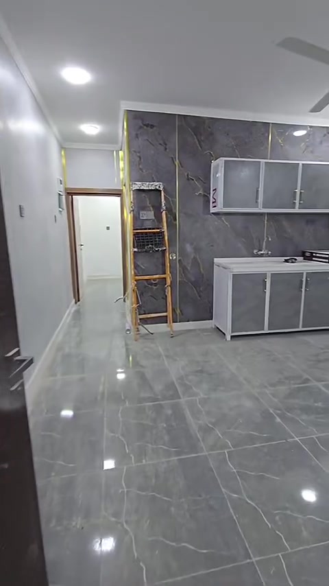 🏢 للبيع - بناية تجارية استثمارية

📍 الموقع: بغداد - المنصور، بظهر كباب حجي حسين  
📐 المساحة: 180 متر مربع  
📏 الواجهة: 9م × النزال 20.5م  
🏗️ البناء: 4 طوابق ونص + سطح  
🛗 الخدمات: مصعد + بناء حديث  
📝 السند: باسم شخص واحد

التفاصيل:
✅ كل طابق 4 شقق = 16 شقة
✅ الطابق الخامس 2 شقة 
✅ المجموع: 18 شقة كاملة
✅ استثمار مضمون دخل شهري عالي

💰 موجره : 15 مليون

للجادين فقط - فرصة استثمار  
للاستفسار: ***********  
مكتب حسين العقارات
