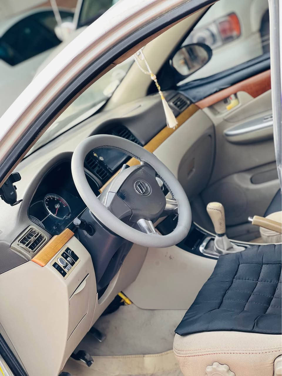 لیڤان ٢٠١٣ 
 ڕەقەم بەغداد  
سەنەوی و حاسیبە و ئەوەلیات بە شەرت 
تەقە و ڕەقەی نییە تەنها پاوەرەکەی دەنگی تیایە   
بێ بۆیاغ 
دەعم و لێدراوی پێوە نییە 
تەنها کەمێ کاڵبونەوەی هەیە 
نرخی ٣٢ گەڵا و مەجالی برایانە 
*********** كالار, السليمانية
