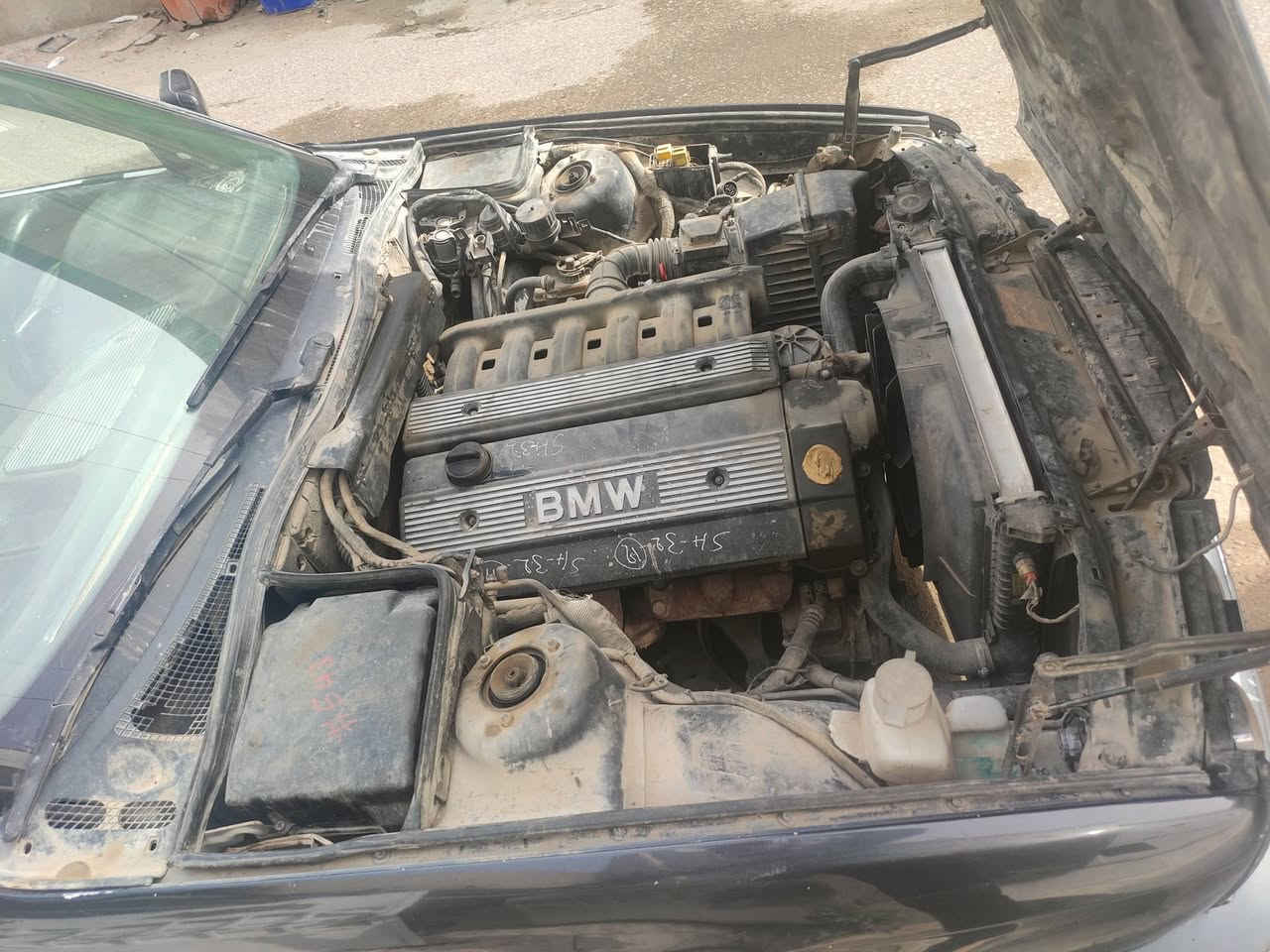 بسم الله الرحمن الرحيم
السلام عليكم
سياره BMW 525i 1991 
سنويه بإسمي تنتهي ٢٠٢٨/٠٣ مكفوله من الكصه
سياره مكينه جديده  M20 يابانية مسكر فانوس
لا تبخير ولا تنقيص وناعمه مثل الورد
عدادات كلهن شغاله رون سرعه بانزين حراره شكد ماشيه كلهن شغالات
بيها تأسيس جديد مال ايرباكت (نقصه ايرباكات وعجينه)
بيها تأسيس مال كروس كونترول مثبت سرعه (نقصها ماطور ويده) 
جامات الصدر شغاله سنتر لوك شغال
جامه وحده وره  ما تشتغل نقصها (لو واير لو ماطور) 
ستيريو شغال + بلوتوث 
الدكم مال كلوبات جوزات M power
سياره نصبتها حلوه
منضومه التبريد (كلتلج بلادي بعز الصيف السياره حماوتها نص) 
عليها تخم وياله فافون حجم 15 بلادي (شمسي)
منضومه زينون بيه عالي (ابيض) وناصي شمسي (اصفر) 
مقاعدها قماش جكمجة موجوده قبضه كير وصاجه الماني
تبريد شغال والمجموعه مال بواوبات شغاله نقصه (قايش وغاز) 
ما بيها خياس من جوه 

بيها نقوصات بسيطه تتلكط وتطلع جديده 
(براكيت دعاميه خلفي) (حداديه صدر اماميه فقط) 

حبيبي عندك استفسار راسلني خاص
لا تكسر بحلال العالم والله يوفقكم
هذا رقمي : ***********
