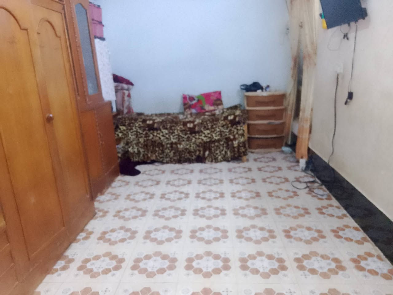 ꧁السلام عليكم ꧂
❗اقره المنشور زين رجاآ❗

دار للبيع 🏡 المساحة (100م)  
البناء 🧱 الطابق الاول طابوك والعكاده صب كونكريت والاساس كونكريت بنيان مرتب ❕
خريطة الدار: ❕ يحتوي على طابقين الطابق الاول استقبال + مطبخ + صاله + غرفه نوم 1 + صحيات خارجيه وداخليه مع مكشوفه 
ــــــــــــــــــــــــــــــــــــــــــــ
الطابق الثاني ❗
البناء 🧱 طابوك مع فرمستون العكاده فرمستون مع صب صبابه قويه مسلحه 
يعني انساهة  المطبخ عكادته سندويج السويت كله مغلف اشرطه تغليف مع سقوف ثانيوه شي مرتب وحلو  خريطة 👇🏻
الطابق الثاني: سويت كامل يحتوي على غرفه نوم صاله  صحيات مطبخ وطارمة صغيرة  
ــــــــــــــــــــــــــــــــــــــــــــــ
العنوان 📍/شارع الصب عمود📍 (282) شارع المطحنة📍 شارع 32 دار 25   

السعر /68 💵وبي مجال  ❕ 
طابو زراعي سند 25 مشمول معملت التطويب ❕
 المنطقة خدمات كامله من كهرباءوماء  وكيبلات ضوئية تبليط مدارس مختار ❗
الاستفسار فقط❗ انتصال 📞 او مراسله الواتساب💬 *********** ✅
