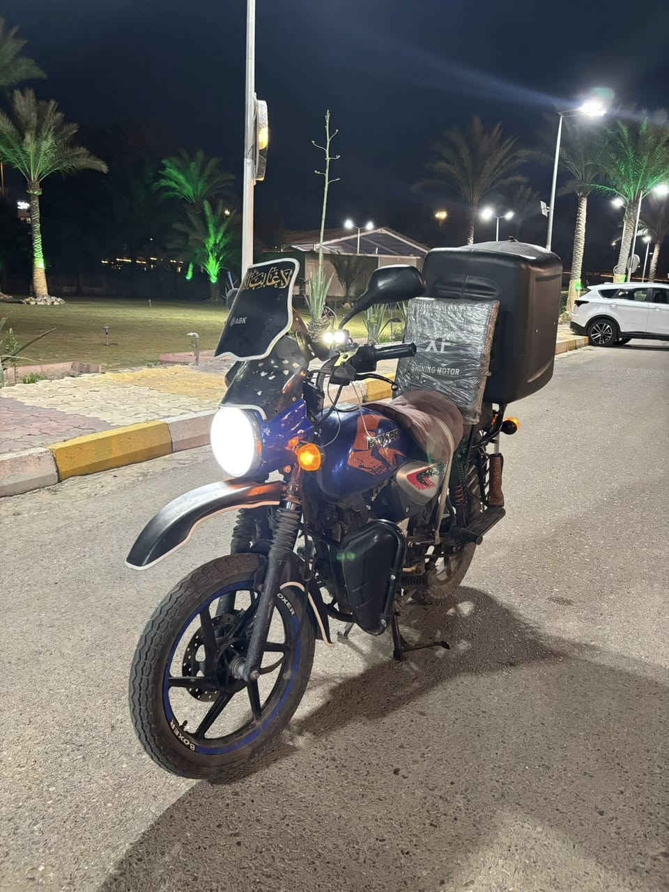 سلام عليكم ورحمة بوكسر موديل ٢٢ اوراق موجوده بس تلفانه شي قليل بيه دخانه بصيطه دهن كله امزويل اشد سعر ٩٥٠ الف وبيه مجال شي قليل مكاني بغداد يرموك  رقمي *********** بي واتساب
