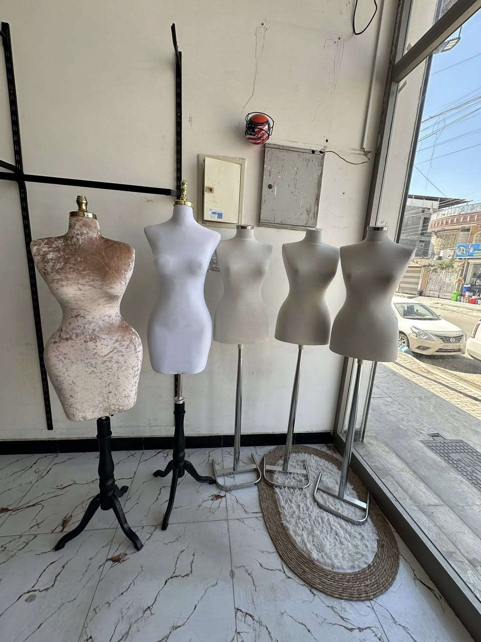 غراض محل للبيع ميز كاشير رفوف خشب مساطر وتلبيستهن مليكانات كرسي دوار  تعاليك فسان قميص بنطرون عدد هواي متوفر كلمن وسعره قيم بما يرضي لله ***********
