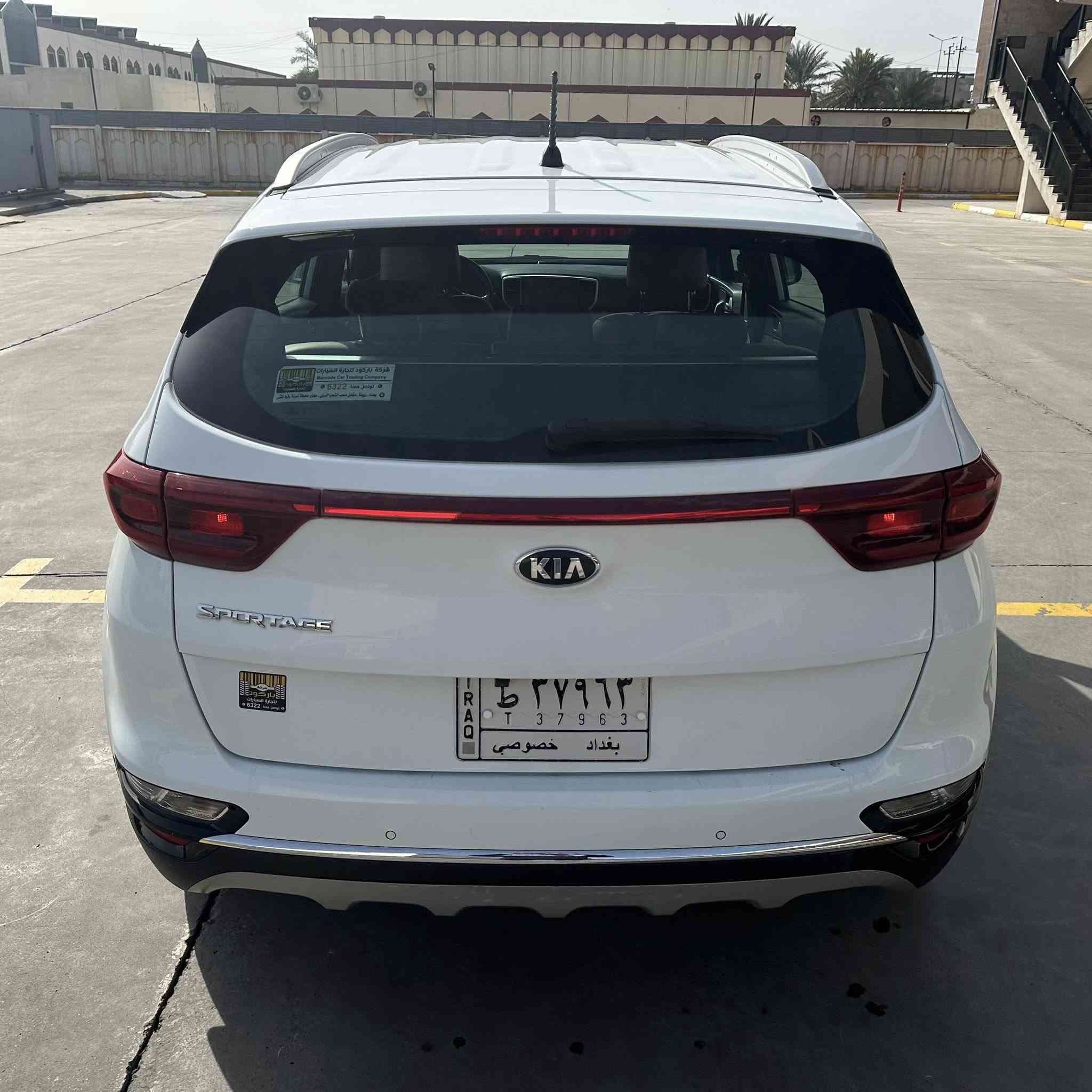 KIA SPORTAGE (خليجي ضمان الدولية العراقية)
الموديل :-2019 شكل 2020
عداد المسافة :- 94000 كم
المواصفات :-
1- بصمة ابواب وصندوق وتشغيل
2- نظام ترحيب عند الاقتراب
3- صف المقاعد الامامي كهرباء
4- هند بريك بصمة
5- مانع انحدار مانع انزلاق AUTO HOLD
6- تبريد نظام دويل منفصل
7- كتات GT رصاصي 
8- شاشة وكامرا (مُضافة)
9- وبقية المواصفات الاساسية المعروفة
السعر :-19.300$ قابل للتفاوض
العنوان :- الكرخ/ حي الخضراء
للإستفسار :-***********
