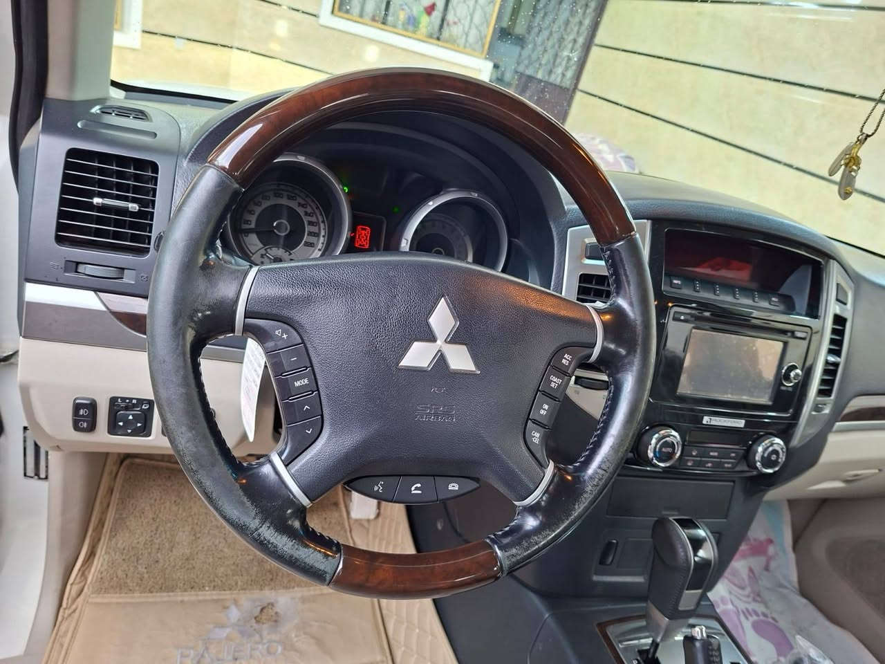 السلام عليكم 
للبيع باجيرو 2017
حبتور فول مواصفات 
رقم اربيل بأسمي 
مكينة 3.5
فور ويل
كشنات جلد  بعده شخط مابيه 
12 سماعة + دمام معروفه الحبتور 
وباقي مواصفات الحبتور المعروفة من فتحه وجلد وكشن كهرباء..... 
السيارة مكفولة كفالة عامة  وجديده على ادينه مالت الحجي وماشيه ٩٣ 
والسياره جاهزه من كير مكينه تبريد صدر كله جاهز وين متحب افحص مكفوله ان شاء الله حتى من الشخوط السياره 
سيارة جديدة واحلة من الصور 
السعر 235$ وكلشي اكو بالسوك 
مكاني بغداد حي الجهاد *********** ابو محمد بغداد, العراق
