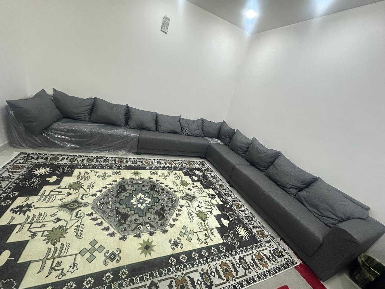 سلام عليكم
طخم ديوان جديد غير مستخدم  ( 12 مقعد) قياس 3.5 * 3.5 السعر 700 الف للاستفسار اتصال على الرقم ***********
