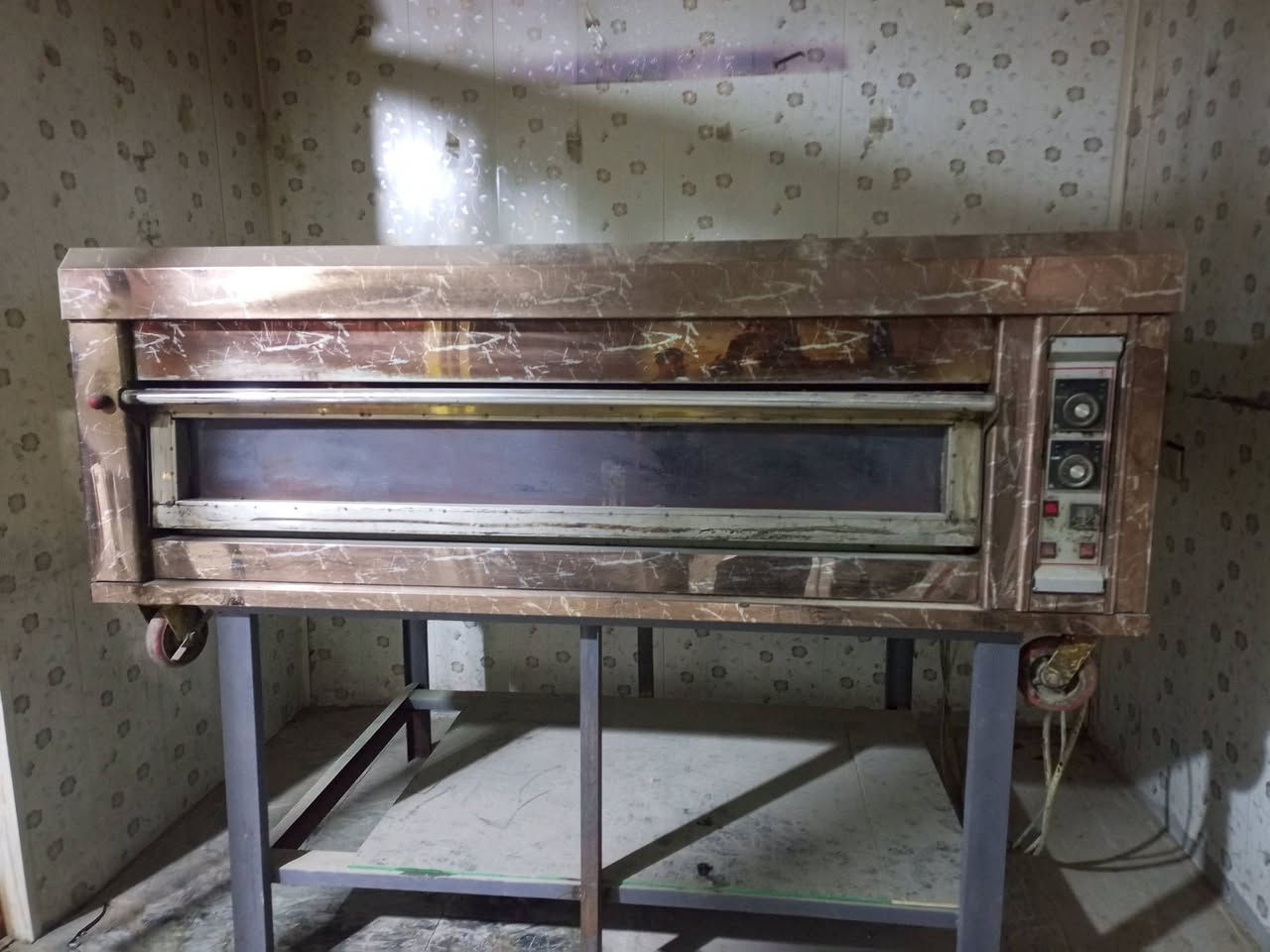 فرن + تسگا + سله + ميز فرن + كرك  للبيع
***********
