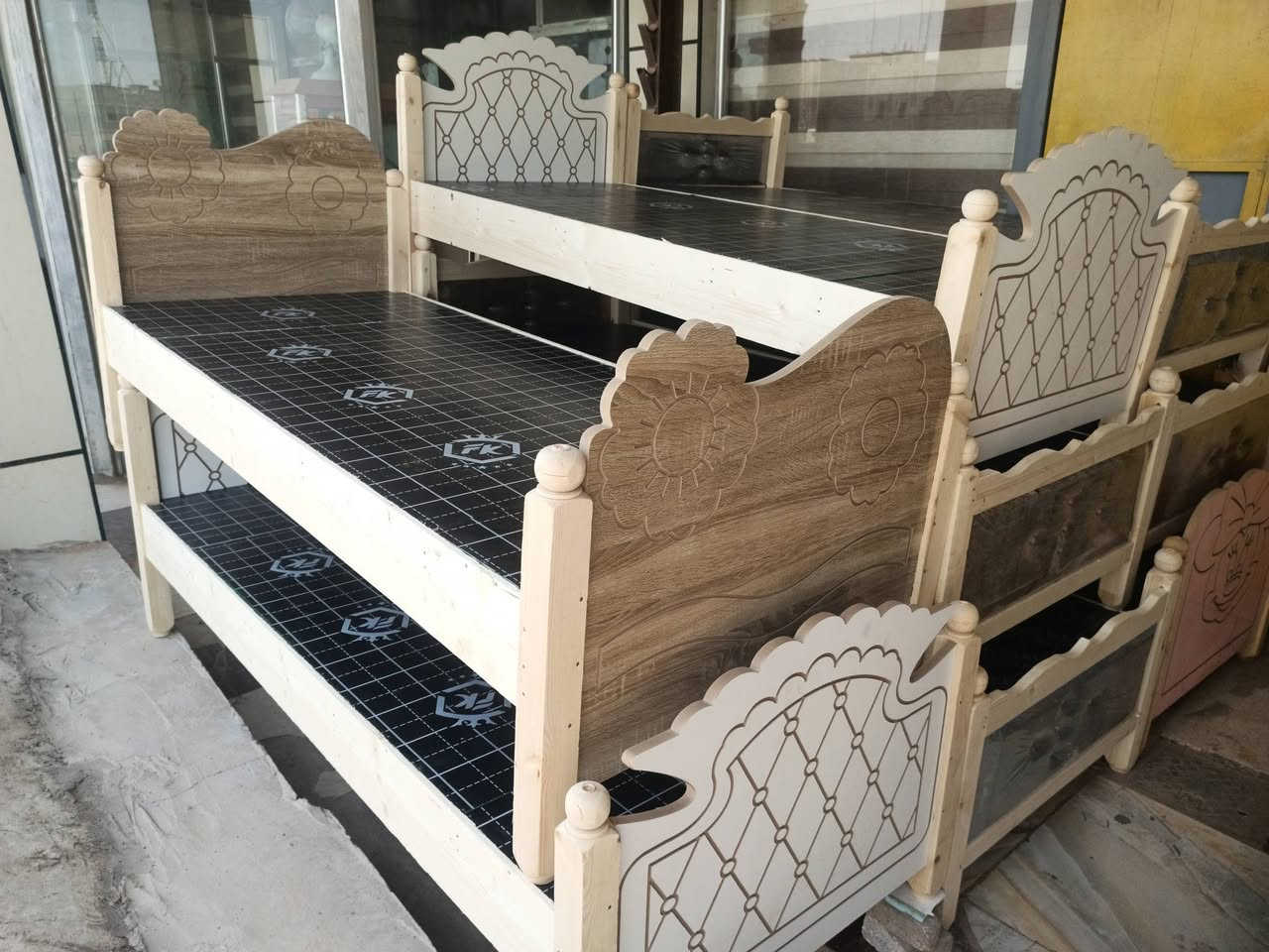 معرض الزهور للأثاث 
وصول وجبه جديده من الاسره (چرابي ) الخشب الاحطاطه نوعيه جيده يوجد جمله ومفرد العنوان الرمادي منطقه 5 كيلو شارع 100 قرب مطعم 🍴 هيوا لكردي يوجد خدمه توصيل للاتصال ***********
اهلا وسهلا بكم…🌹
