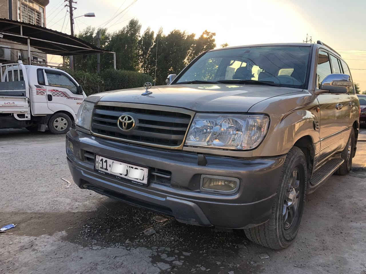 🚙 تويوتا لاندكروزر 2006 – VXR للبيع
📍 الموقع: بغداد

💰 السعر: 15,500 دولار

المواصفات:
 • محرك 6 سلندر بنزين
 • ناقل حركة أوتوماتيك
 • مواصفات خليجية
 • الكيلومتر: 330,000 كم
 • اللون: رمادي داكن
 • المقاعد: جلد – 7 ركاب
 • السيارة ياباني أصلي وكالة
•دبل تانكي بانزين
•تايرات نظيفة 
الحالة:
✔️ مصبوغة صبغ عام جمالي
✔️ اعتمادية في السفر
✔️ مريحة جداً ومناسبة للعائلة

التجهيزات:
 •8 Airbags
 • شاشة
 • كاميرا خلفية

📞 للاستفسار: ***********

🔹 السيارة جاهزة للفحص والجاد فقط يتواصل 🔹
