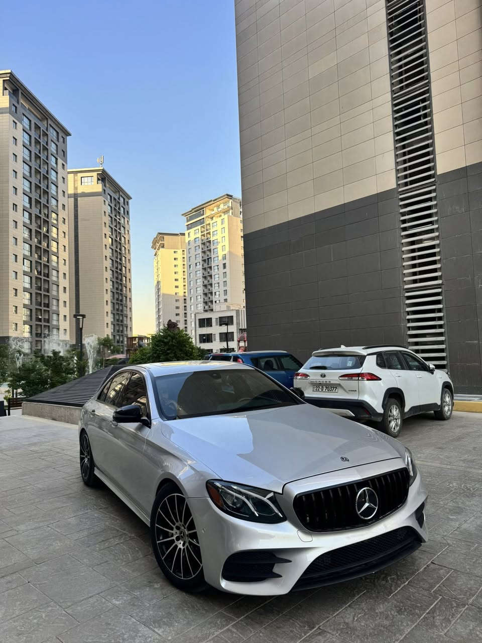 للبيع  مرسيدس e300    2017   بسعر مناسب  
سيارة عليها كت Amg 
وارد امريكي صبغ  بنيد فقط  وبيها  كم رصعة   بسيطة   بالكشر  خفيفات  السيارة تجي  فول  شاشة  متصلة   
جاهزة مابيها نقص  من ناحية  كير  محرك   تخم تاير  جديد   صدرها نظيف  خير من الله     رقم بغداد   تحويل مباشر  
مكانها  اليرموك او زيونة   سعرها 205   ورقة    و اعتقد  مناسبة  بالنسبة  لموديلها  ونظافتها   وهذا رقمي ***********
