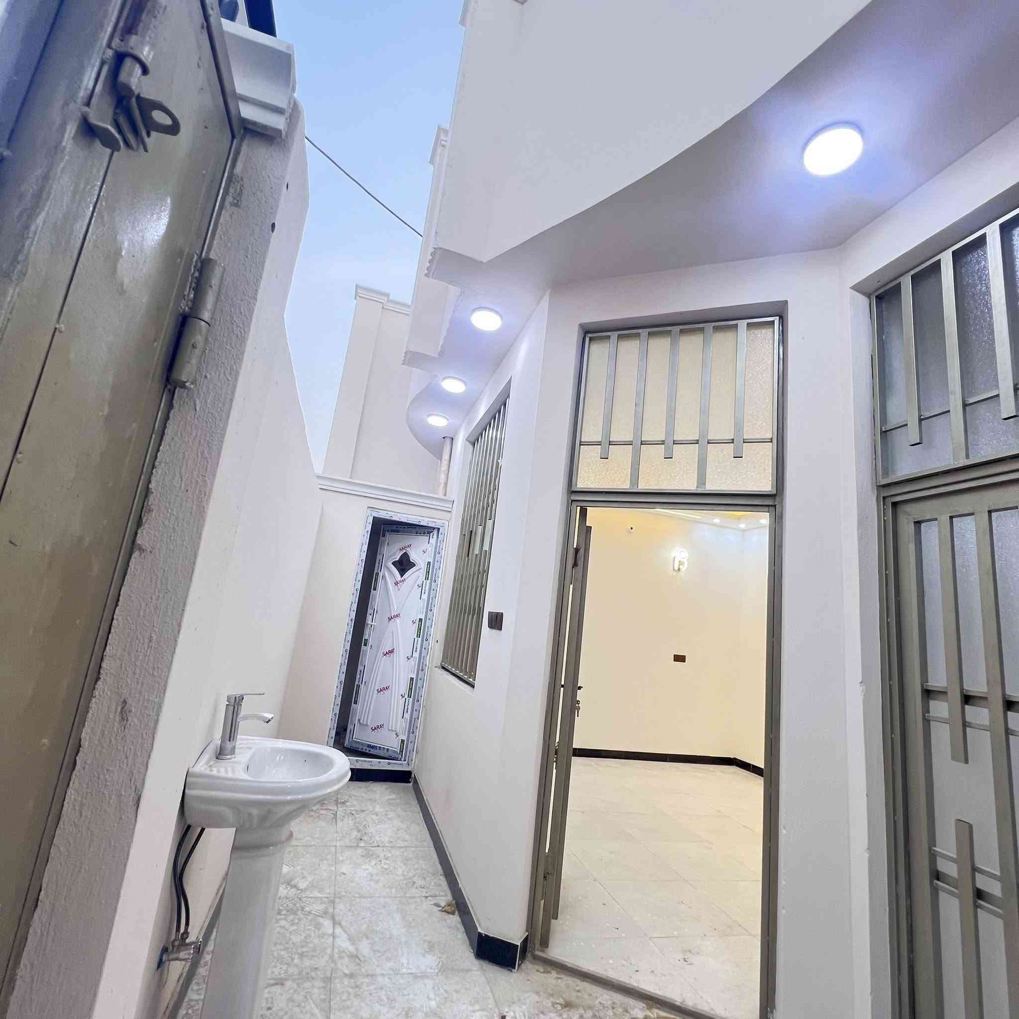 بيت للبيع المساحه ١٠٠م طابق واحد 
يحتوي على غرفه وصاله واستقبال ومطبخ وصحيات٢ طارمه بناء طابوق جديد بعده مامسكون تسليم مفتاح 
سند ٢٥قرار محكمة مكاتبة مع صاحب الأرض مباشر 
خدمات كامله ماي مجاري كهرباء تبليط للباب شوارع 9متر يصلح سكن وحسينيه للزوار 
[خلف جامعه فريحه مباشر 

يبعد عن لامام الحسين/ 4كيلو بلسيارة10 دقايق
السعر 68 وبي مجال
الاستفسار ***********
***********
