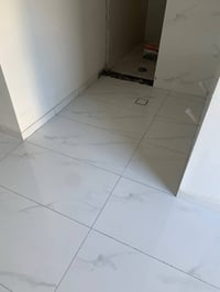 نقدّم خدمات تركيب السيراميك بدقة واهتمام بالتفاصيل لأن الشغل الصح يبين...