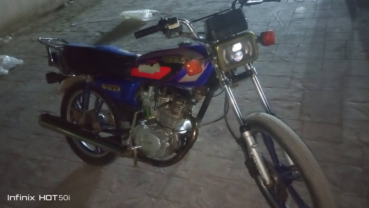 السلام عليكم دراجة ايراني سولنك او سيفان للبيع
دراجة موديل 22 اوبيهة اوراق 
الدراجة خير من الله مكينة خرسة لا نضوح ولا تبخير الدراجة السعر 550 الف اوبيهة مجال حك الجية الرقم الهاتف *********** متواجد واتساب
