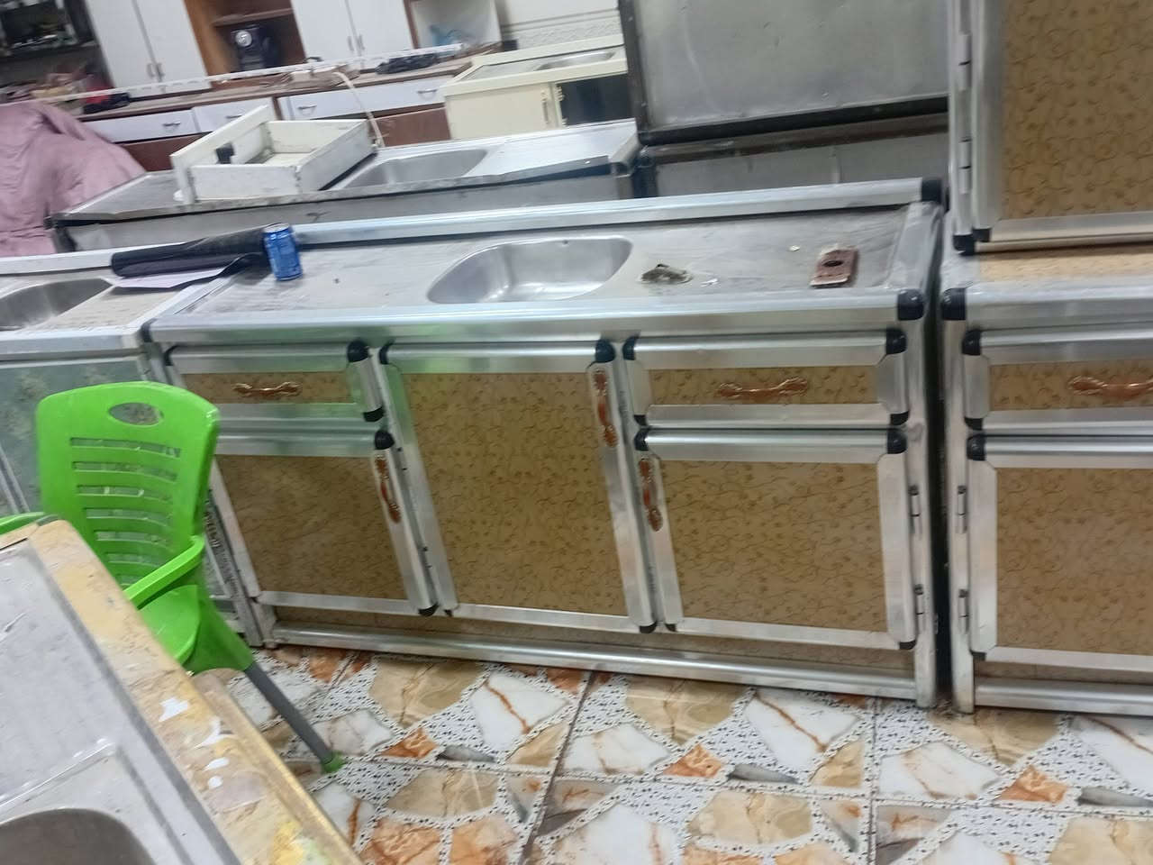 سلام عليكم كاونتر مترين وسنك متر ونص ٣ قطع نضيف اخو الجديد بيع ومراوس استفسار *********** بلد جمعية ليمام
