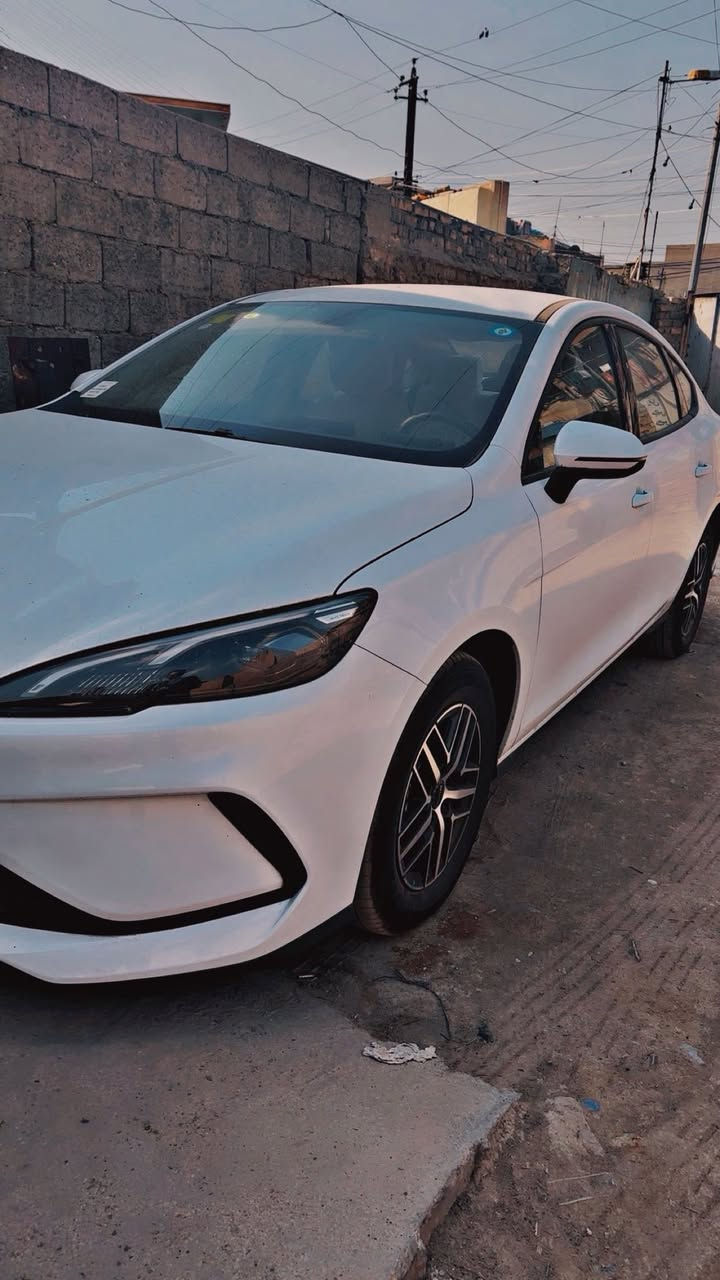 السلام عليكم byd seal 5 موديل 2025 
السعر 18,800,000  دينار عراقي بيهه مجال بسيط 
مرقم بغداد رقم مميز 
ويل كروم 
• موديل 2025 
🔋 المحرك والتقنيات
 • محرك 1500cc اقتصادي (Hybrid + Electric + Petrol)
 • تبريد أمامي وخلفي قطعتين
 • كير طياره تمشيك  مايقارب2100 كم
 • بصمة + كارت دخول ذكي
 • شاشة وسطية
 • كامرة خلفية
 • حساس خلفي 
💡 الإضاءة والتصميم
 • لايت زنون
 • بك لايت LED
 • ويل كروم 
 • داخل جلد لون أبيض
 • تحكم مقود جانبين
ملحقات:- شاحن + ارضيات + كارت+ ماسحات+ فوم+ مثلث وجميع التفاصيل
للتواصل ***********
