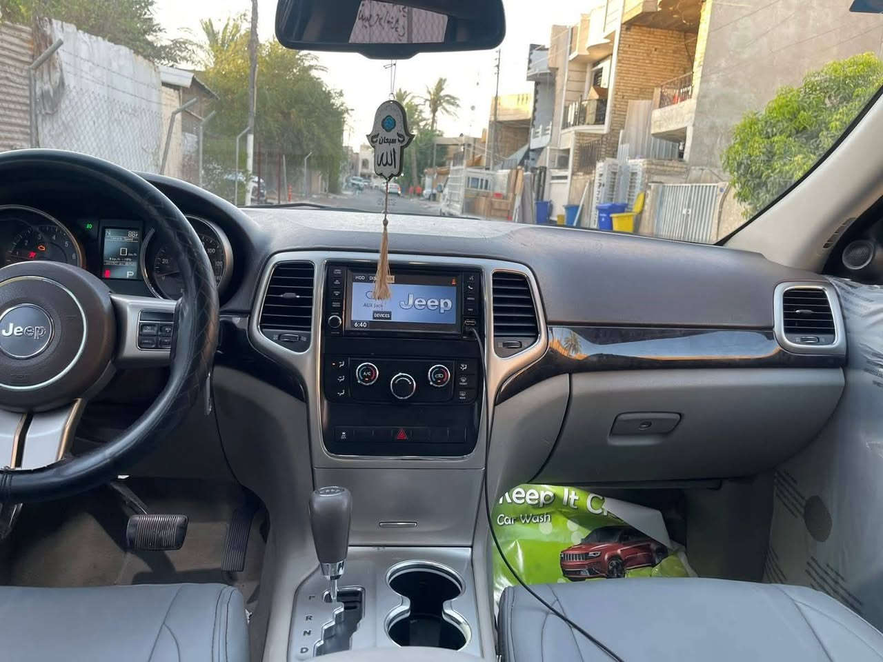 السلام عليكم
جيب 2011 وارد امريكي كلين تاتل 
مواصفات بصمه 
شاشه جبيره قلاب 
مري كهرباء 
كامره خلفي 
حساسات 
منضومه زنون اصليه 
تحكمات ستيرن 
مثبت سرعه 
محرك 3600 سته سندر جديد 
كير جديد 
تخم تاير جديد 
ويل 20 جديد 
تبريد قطعتين ثلج 
صدر امامي وخلفي جديد 
كشنات جلد بلادي وبيه تغليف 
كشنات كهرباء 
سياره جديده ماشيه 160 ميل حقيقي 
ملاحظة سيارة بدون حادث فقط نص قطعه صبغ اثر شخط باب عكس سايق وبيه سونار جديد 
رقم بغداد دوالي جديد هزه جديده شرط تحويل 
لبيع سعرها 170  وبيه مجال بصيط  
استفسار اتصال ***********
مكان سيارة بغداد
