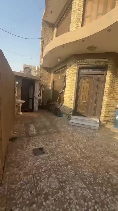 🚨 تم تخفيض السعر من 170 إلى 155 وهم بي مجال (لسرعة البيع لدواعي الحاجة)
🚨🏠 عقار للبيع: بيت طابقين بمساحة ممتازة وشارع عريض وساحة .

📍 الموقع: واسط - قضاء الصويرة - حي العسكري.📐 

:المساحة: 200 متر مربع (بناء طابقين كامل وجاهز للسكن).

الطابق الأرضي (الأول): غرفتين نوم + صالة + استقبال كبيرة + مطبخ + مجمع صحيات.

الطابق العلوي: غرفتين نوم + مجمع صحيات.

النواقص: البيت مكتمل وجاهز من الداخل تماماً ومجهّز للسكن الفوري، النقص فقط في (الواجهة الخارجية والستارة )، وتكدر تسكن وتكملها .
للاستفسار :***********
