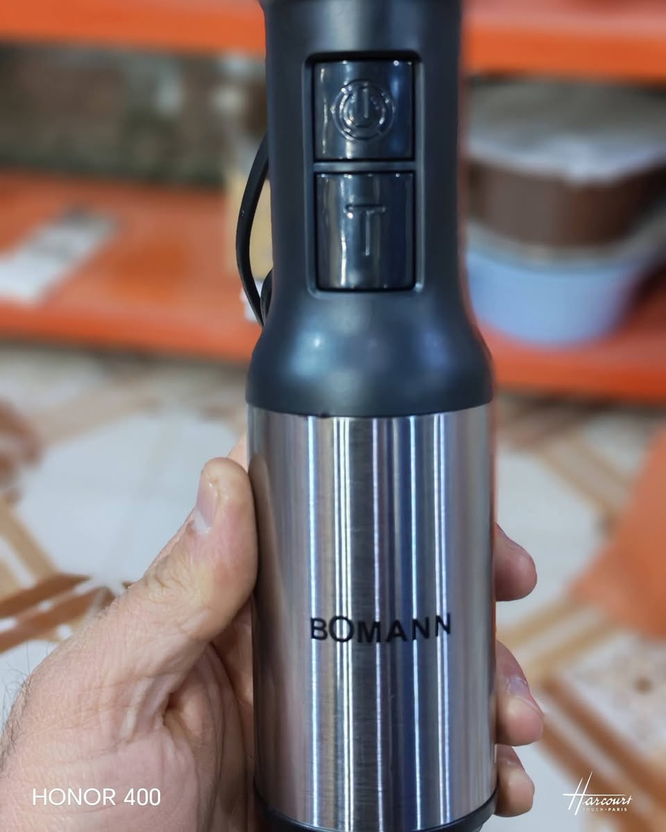 #مجمع_الحاج_صبار_واولاده_التجارية

خلاط يدوي BOMANN الأصلي 👌
قوة ألمانية بأداء عملي لكل مطبخ!
🔹 القدرة: 300 واط
🔹 جودة: ستيل ستانلس مقاوم للصدأ
🔹 الاستخدامات:
– طحن الفواكه
– تحضير الشوربة
– سموثي
– أكل الأطفال
– العصائر
✨ يتميز بـ:
✔ قبضة مريحة وسهلة الاستخدام
✔ خفيف وسريع التنظيف
✔ مناسب لكل أنواع الخلط اليومي
إذا تريد مطبخ مرتب وسريع بالشغل، هذا الخلاط راح يختصر عليك الوقت والتعب 💪

#تتوفر_خدمة_توصيل_في_كافة_محافظات_العراق


**إذا كنت صاحب هذا الإعلان وتريد حذفه لأي سبب، رجاءا أرسل رسالة إلى الدعم الفني**