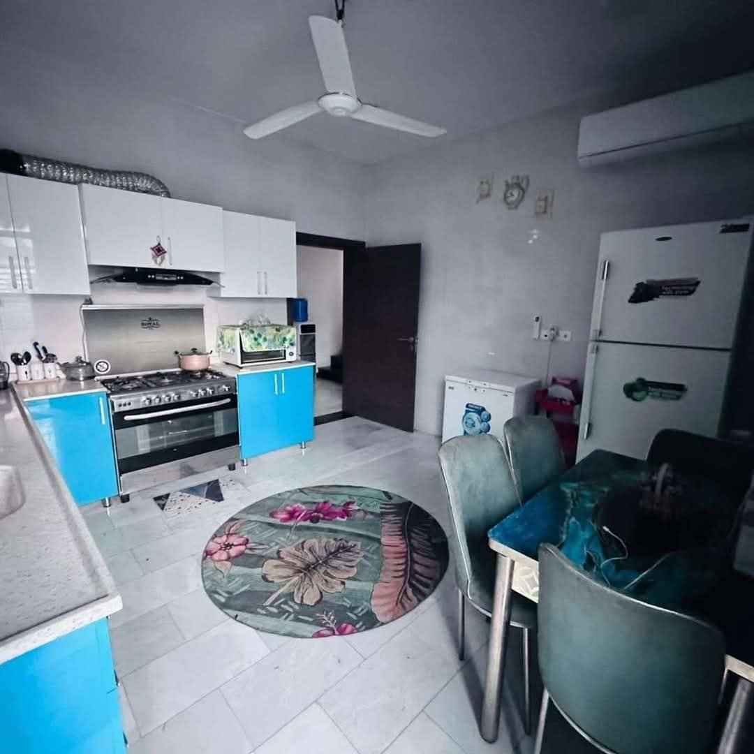 #للبيع_للبيع 🆕💵❤️‍🔥

دار للبيــــــــــع (في مجمع الملوك السكني ) 

فـٓــــي الحلة شارع 80 جهة كربلاء حي الضباط الثانية 

200 متر (طابو ملك صرف ) 

___💵______

المساحـة 🔁// 200م #طابــو ملك صرف❤️‍🔥

الواجهـة◀️ // 10متر

النـزال  ◀️// 20متر 

___💵______

2 غرفـــة نوم  2 صحيات داخلية وخطار 

و صالة واستقبال  ومطبخ  ومناور

وگـراج وحديقـة أمامية 

مطلوب للاسكان 110 مليون 

____💵____

***********
