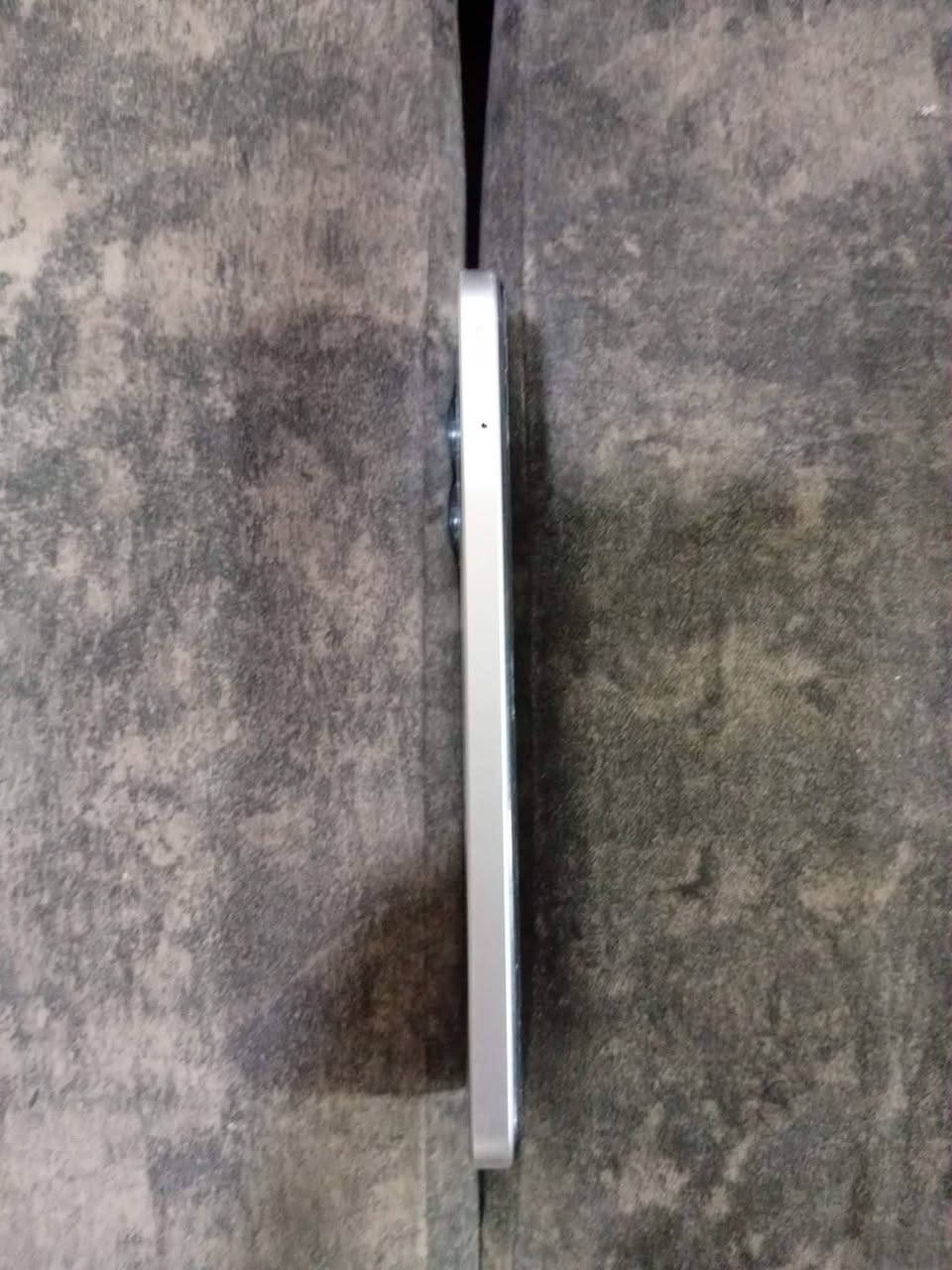 السلام عليكم موبايل للبيع ريلمي33 شرط برغي واحد مامفتوح السعر 140 وبي مجال قليل مكان حي البكر رقم الموبايل ***********
