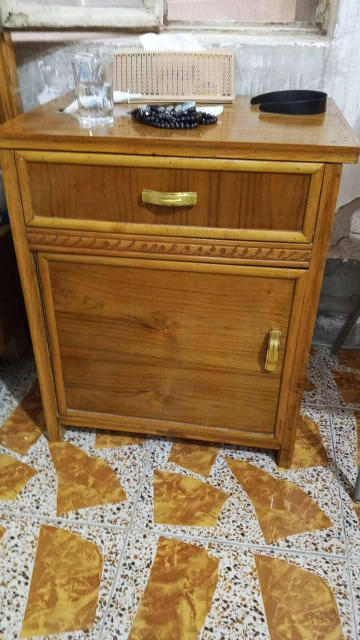 غرفة تسكام كنتور ٤ ابواب جربايه ودوشك وملحقات مثل ماموضح بالصور فقط.   العنوان حله ورديه خارج. السعر ٦٠٠  الف وبيها مجل بصيط.  ***********.
