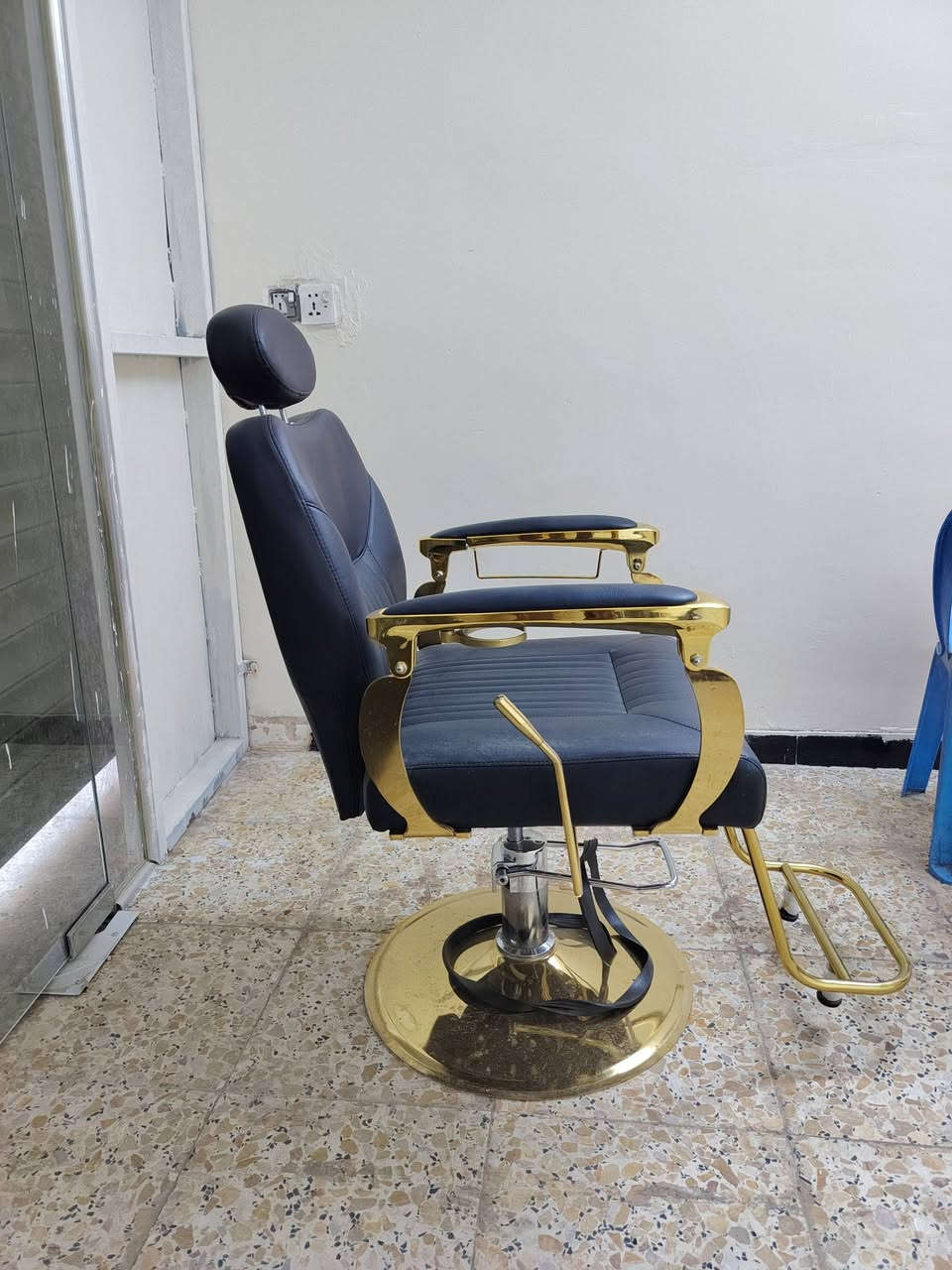 السلام عليكم عندي هاي الغراض جدد بعدهم ما مستخدم للبيع وهم عندي جام خانه كاملة هيه وحديد وياها للأتصال على هاي الأرقام *********** او ***********
