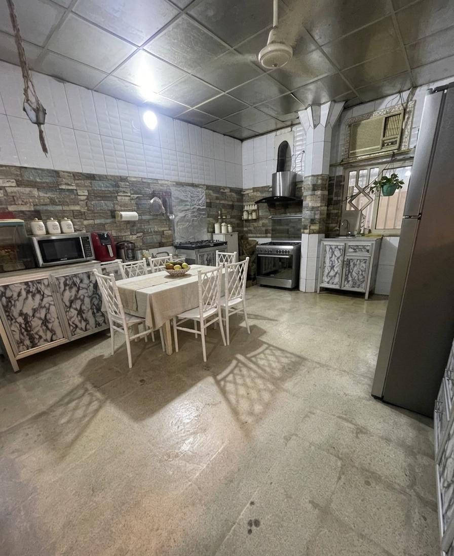 بيت للايجار بمساحه 400 متر  
مساحه البناء 140 متر طابق واحد 
مطبخ ، صحيات 2، غرف منام 3 ،صاله ،موزع ،حديقه خلفيه ، حديقه اماميه ، كراج 
متوجهه على شارع عام في منطقه الجبيله في البصره 
البيت سكني 
سعر الايجار 1,500,000 للشهر الواحد  الايجار كل 3 اشهر
الاستفسار الاتصال 
***********
