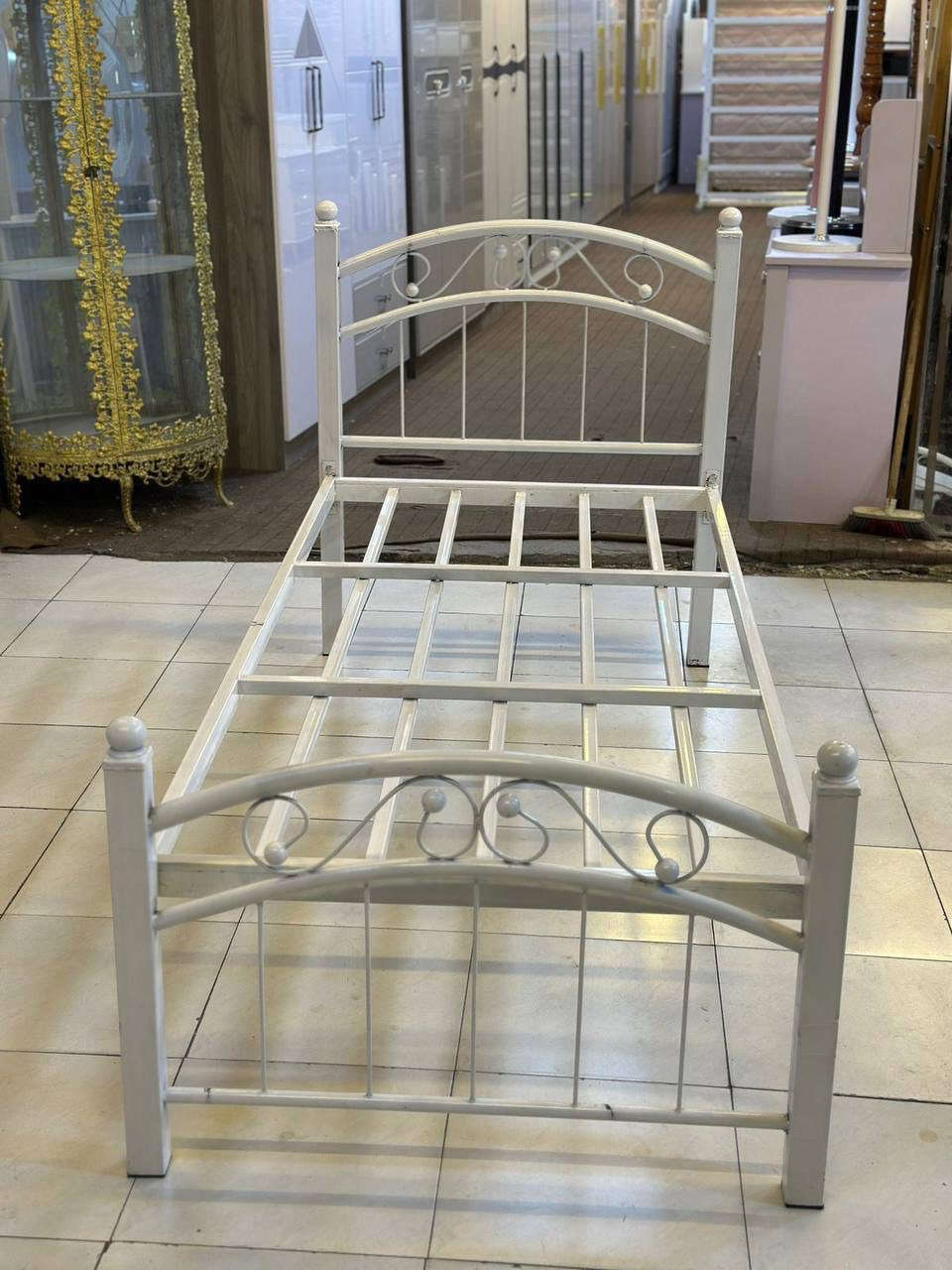 #سارع_بالحجز_ #الجميع
سرير حديد عراقي 
ذو متانه عاليه 
تقليد الماليزي قياس (190*90) سم
للحجز والاستفسار مراسله الصفحة او الاتصال بالرقم ***********
