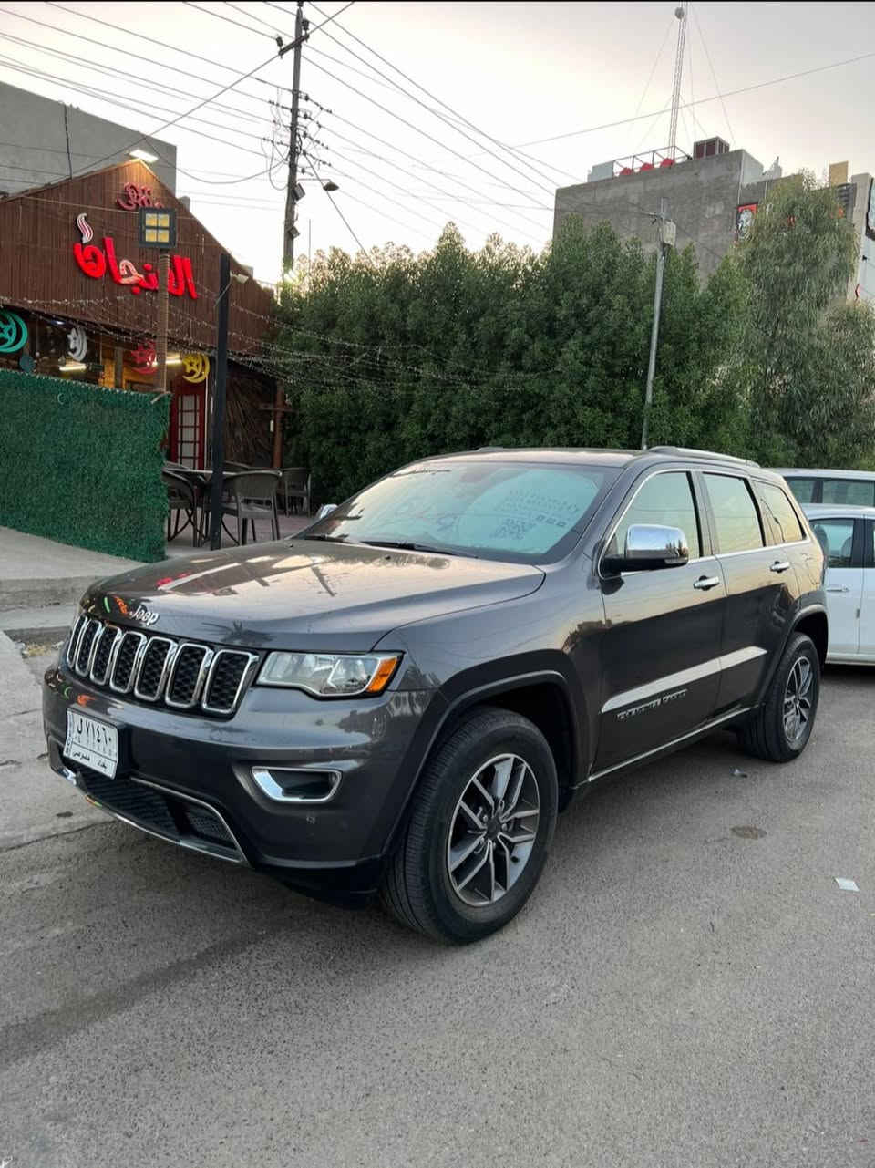 السلام عليكم  جيب امريكا موديل 2020 عل ايدي سيارة ماشي 58 الف  السيارة فول مواصفات شاش كاميرا نفكيشن ستيرن كهرباء كراسي كهرباء جلد تدفئة تبريد صندوق كهرباء فور ويل شفتات مري جانبي رادار جانبي توقف ذاتي باقي المواصفات معروفة والرقم بغداد 
اتصل عل واتساب ***********
