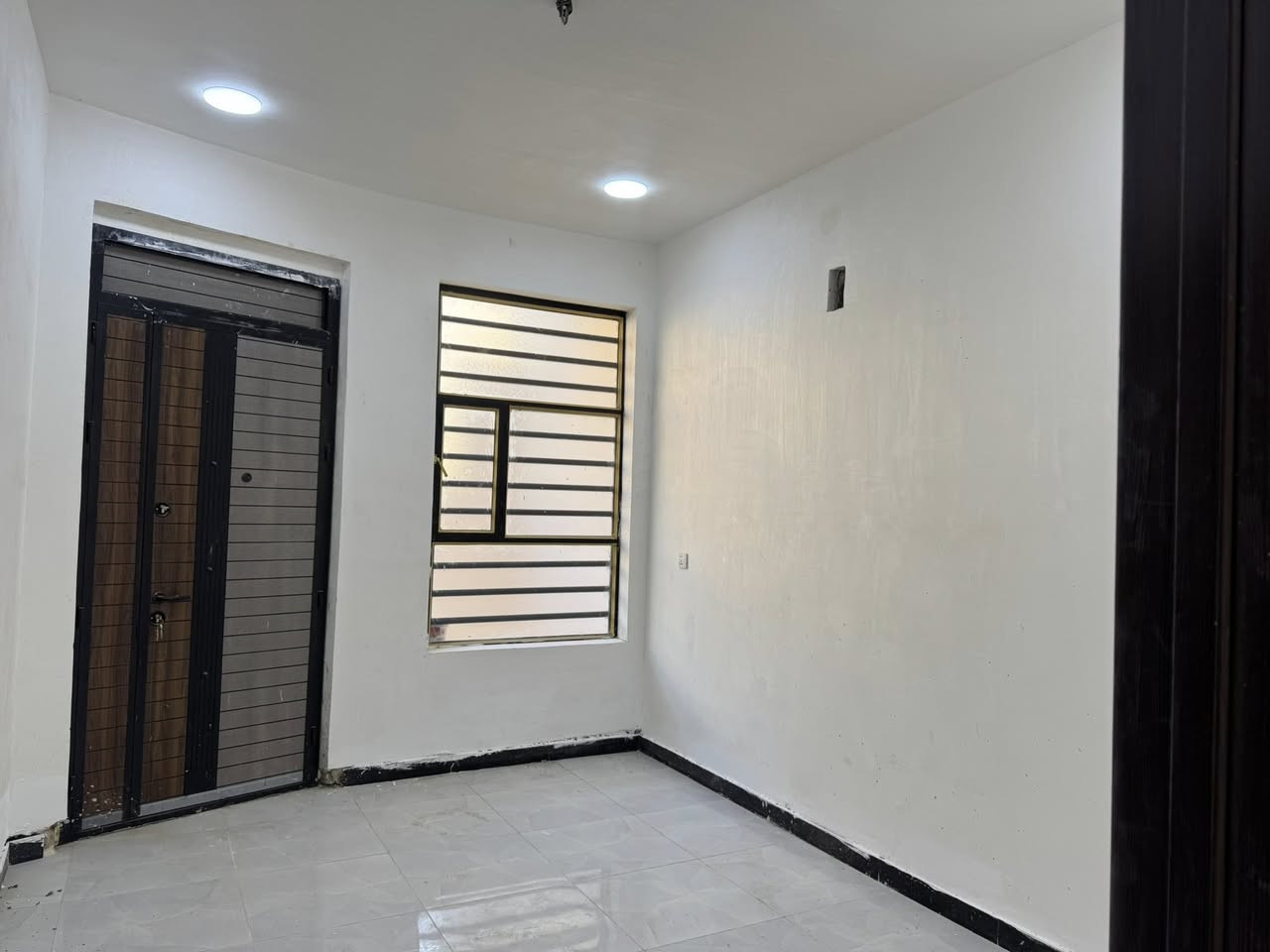 ‎ للبيع مساحة 100م الدورة حي دجلة شارع 25 طابقين وبيتونة كلش جبيره 
‎الطابق الارضي متكون من مطبخ واستقبال وحولي وحمام ومنور و غرفة نوم 
‎طابق الثاني متكون من غرفتين نوم   
‎الحمامات نظام تعليك 
‎تانكي ابو 1000 ماطور ماء 
‎البيت بناء جديد 
‎ناقصة بس تجيب غراض وتجي تسكن حتى تنظيف منظف
‎اني صاحب الدار مباشر لا دلال ولا وسيط ***********
