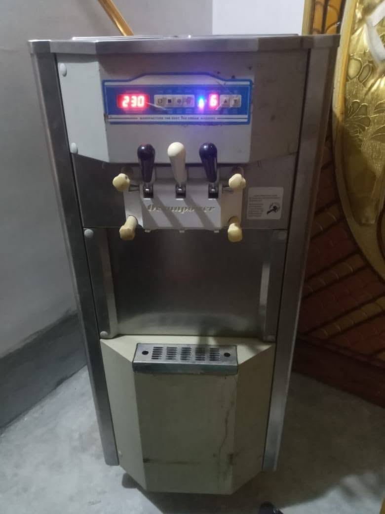 مكينه ايس كريم للبيع شرط الشغل والتجميد سعرهه 10ورقات وبيهه مجال ***********
